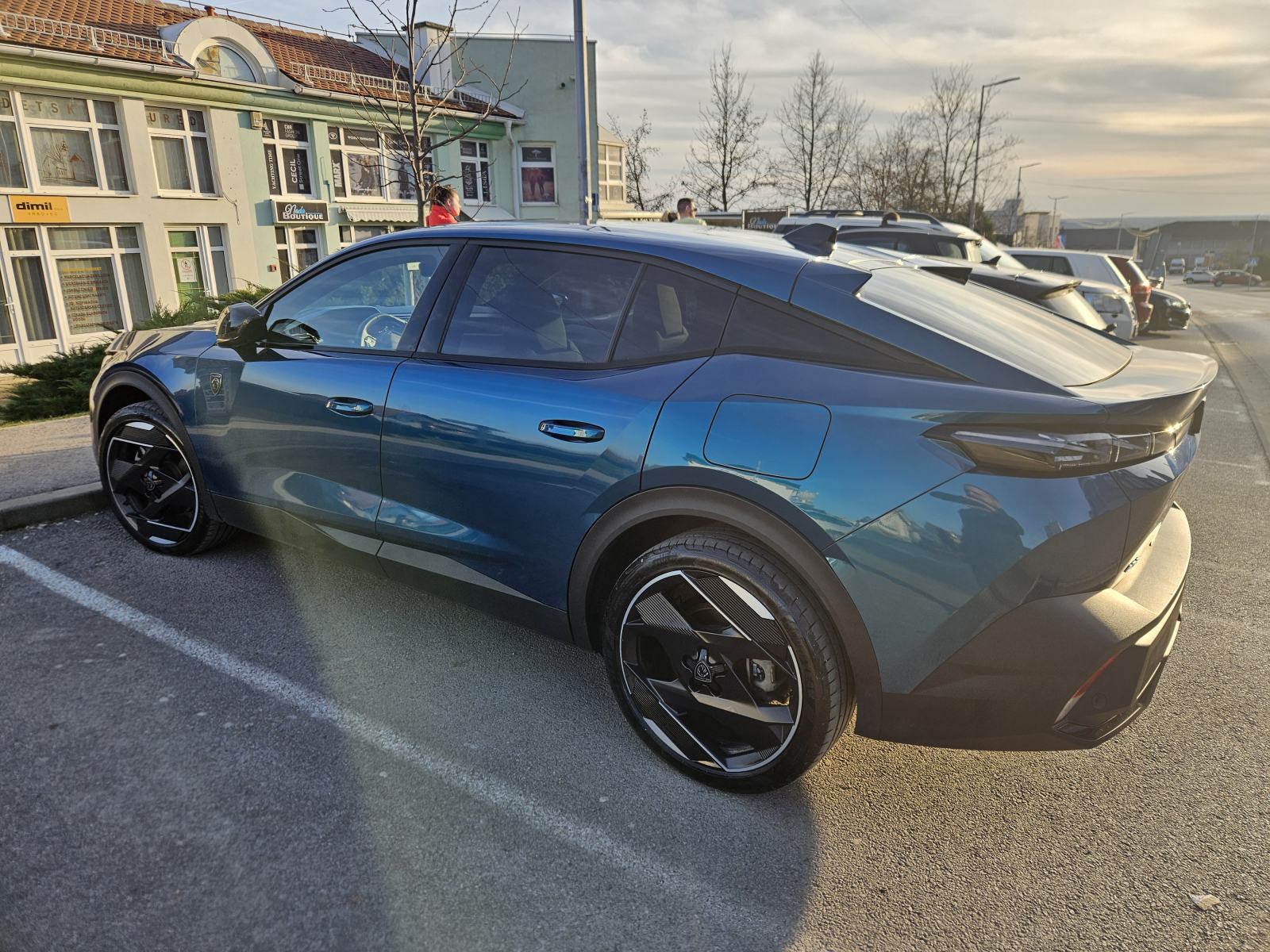 Peugeot 408 GT plugin hybrid 225KS, full oprema, krovni prozor, fotografija 6