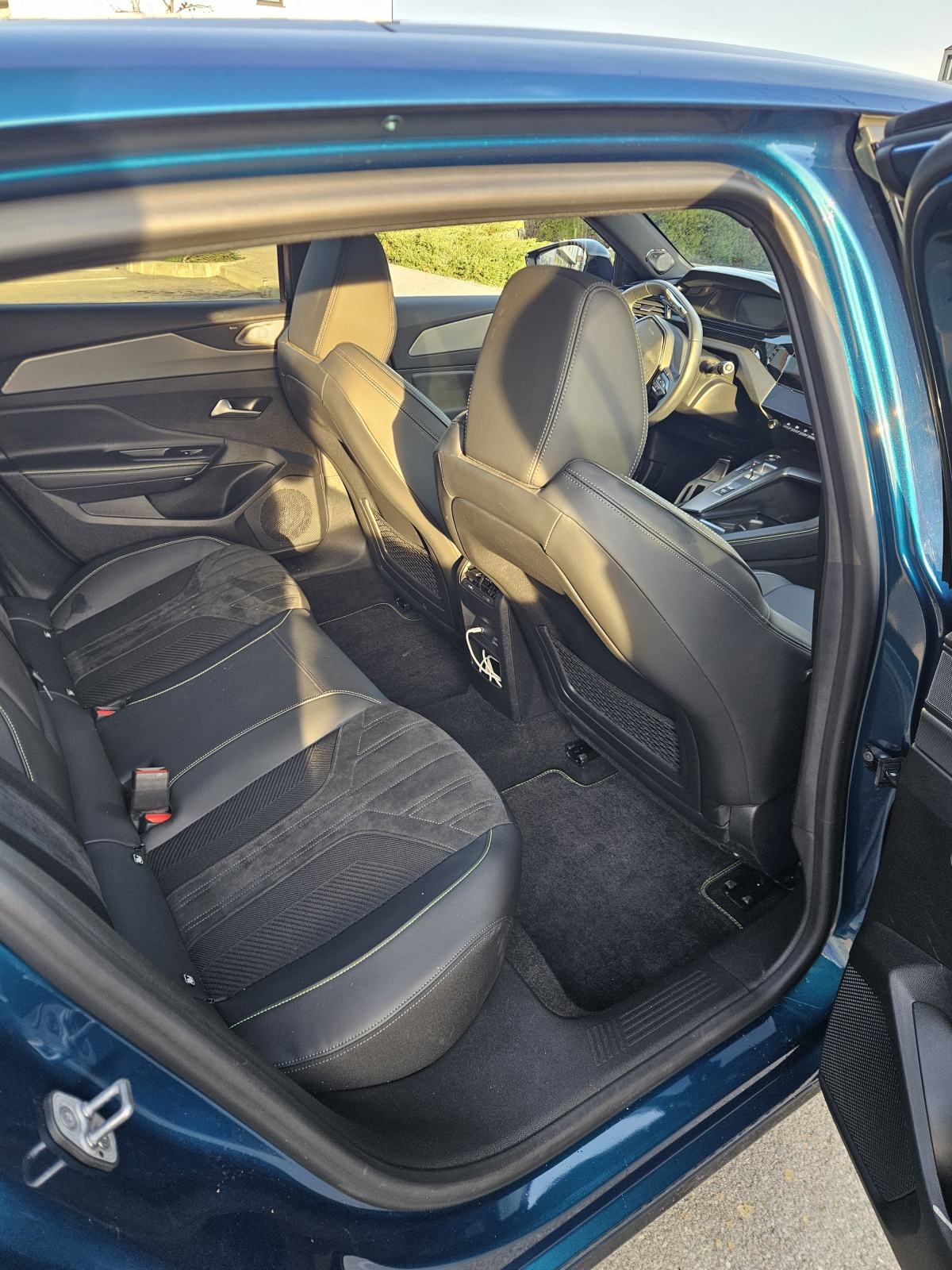 Peugeot 408 GT plugin hybrid 225KS, full oprema, krovni prozor, fotografija 12
