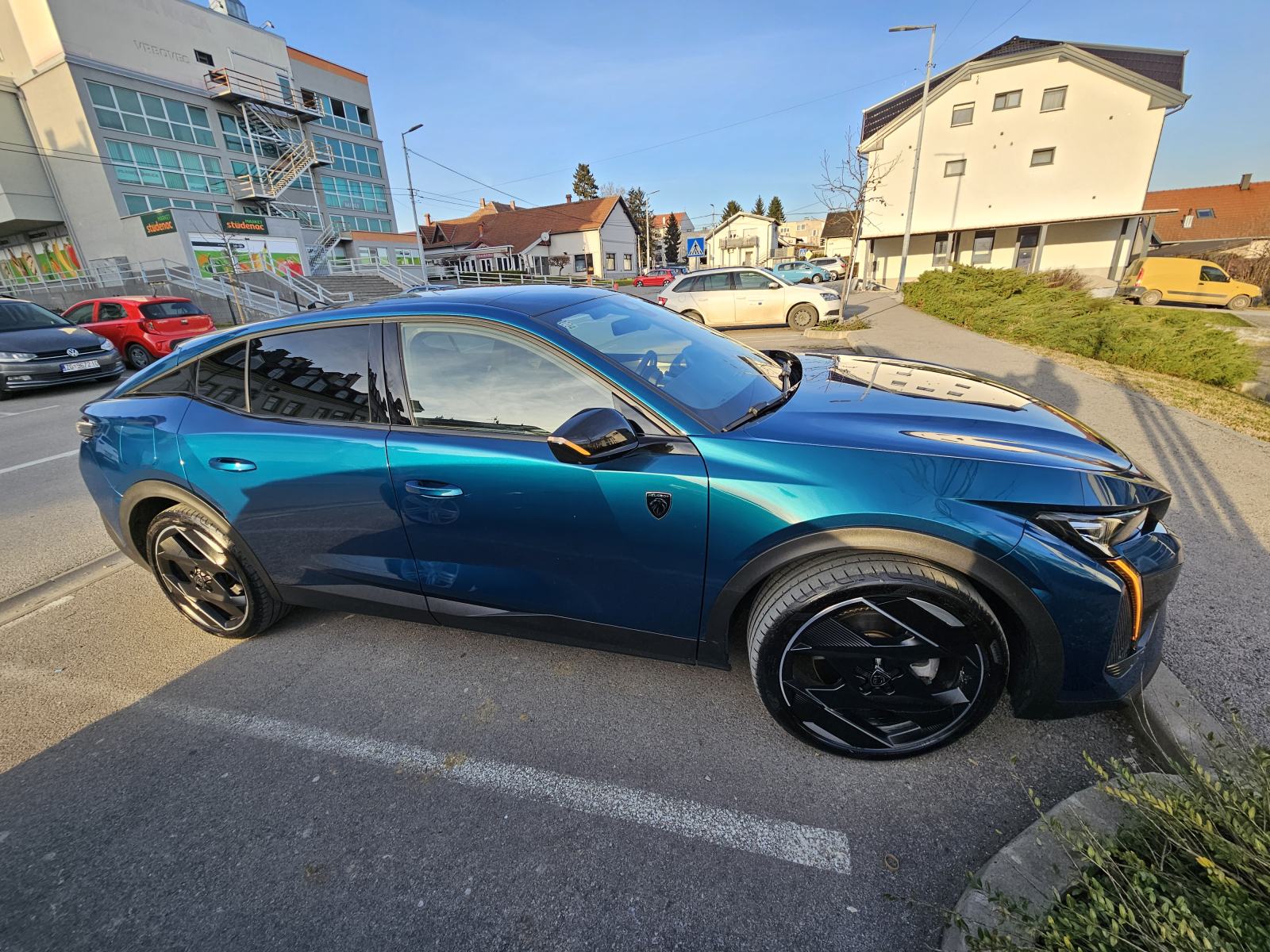 Peugeot 408 GT plugin hybrid 225KS, full oprema, krovni prozor, fotografija 10