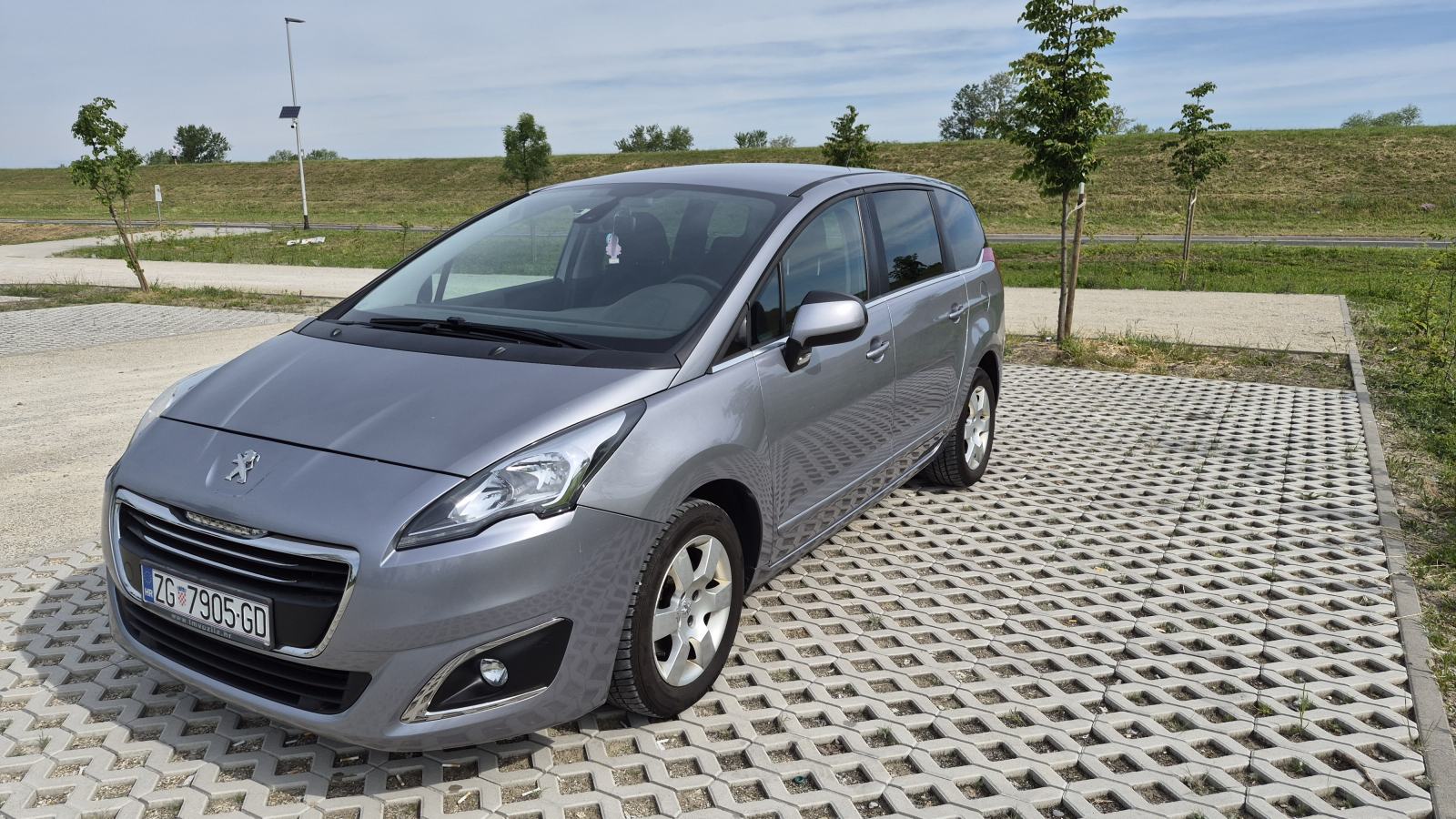 Peugeot 5008 1,6 7 sjedala, 2016 godište, prvi vlasnik, fotografija 2