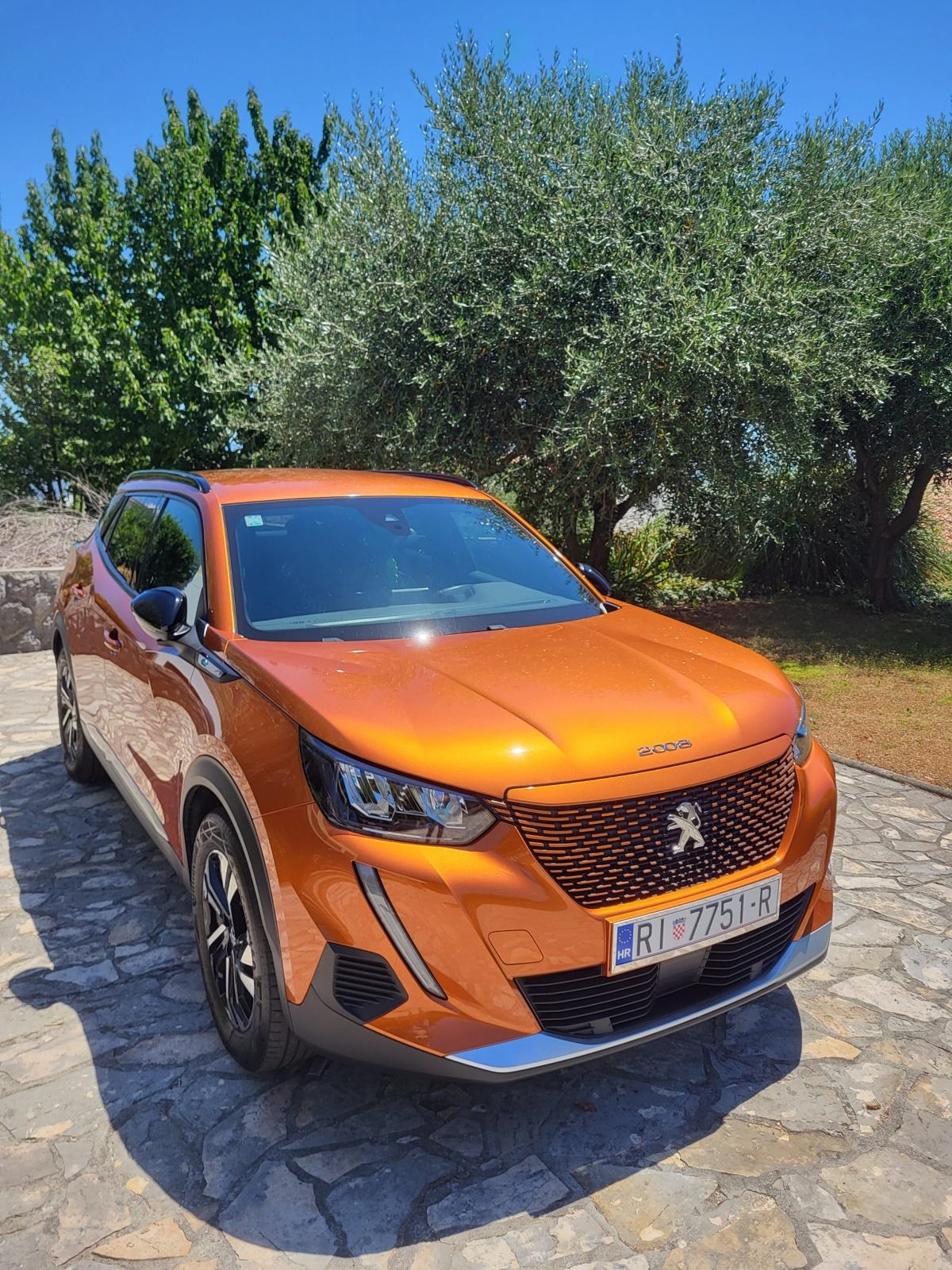 Peugeot e-2008 Allure Business 50 kWh 136 KS, pogled izvana - slika 1