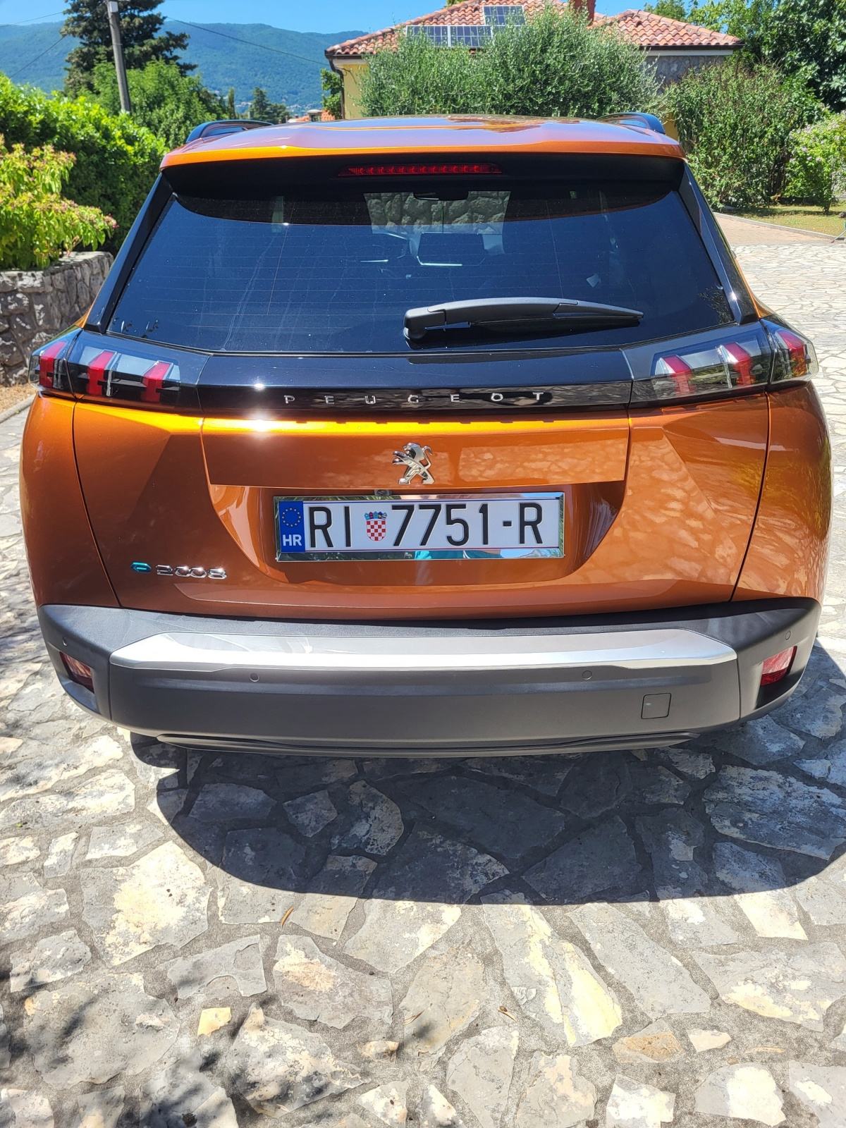 Peugeot e-2008 Allure Business 50 kWh 136 KS, pogled izvana - slika 3