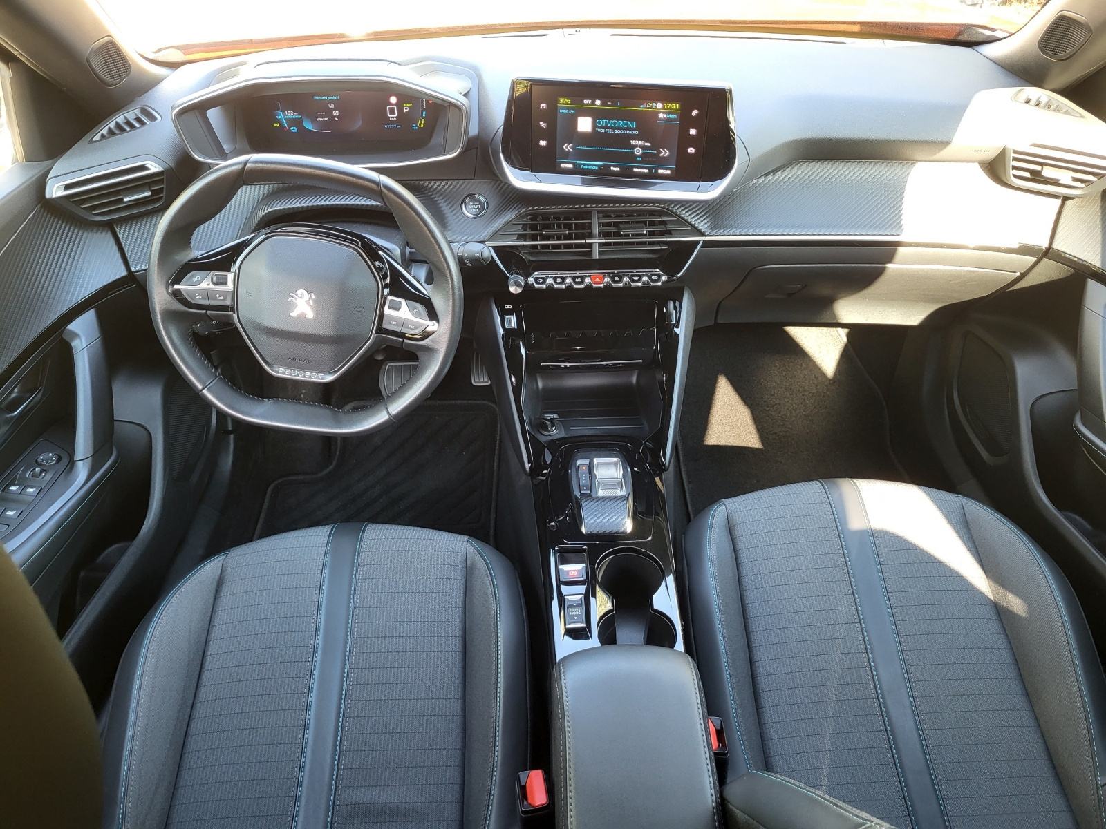 Peugeot e-2008 Allure Business 50 kWh 136 KS, fotografija 18