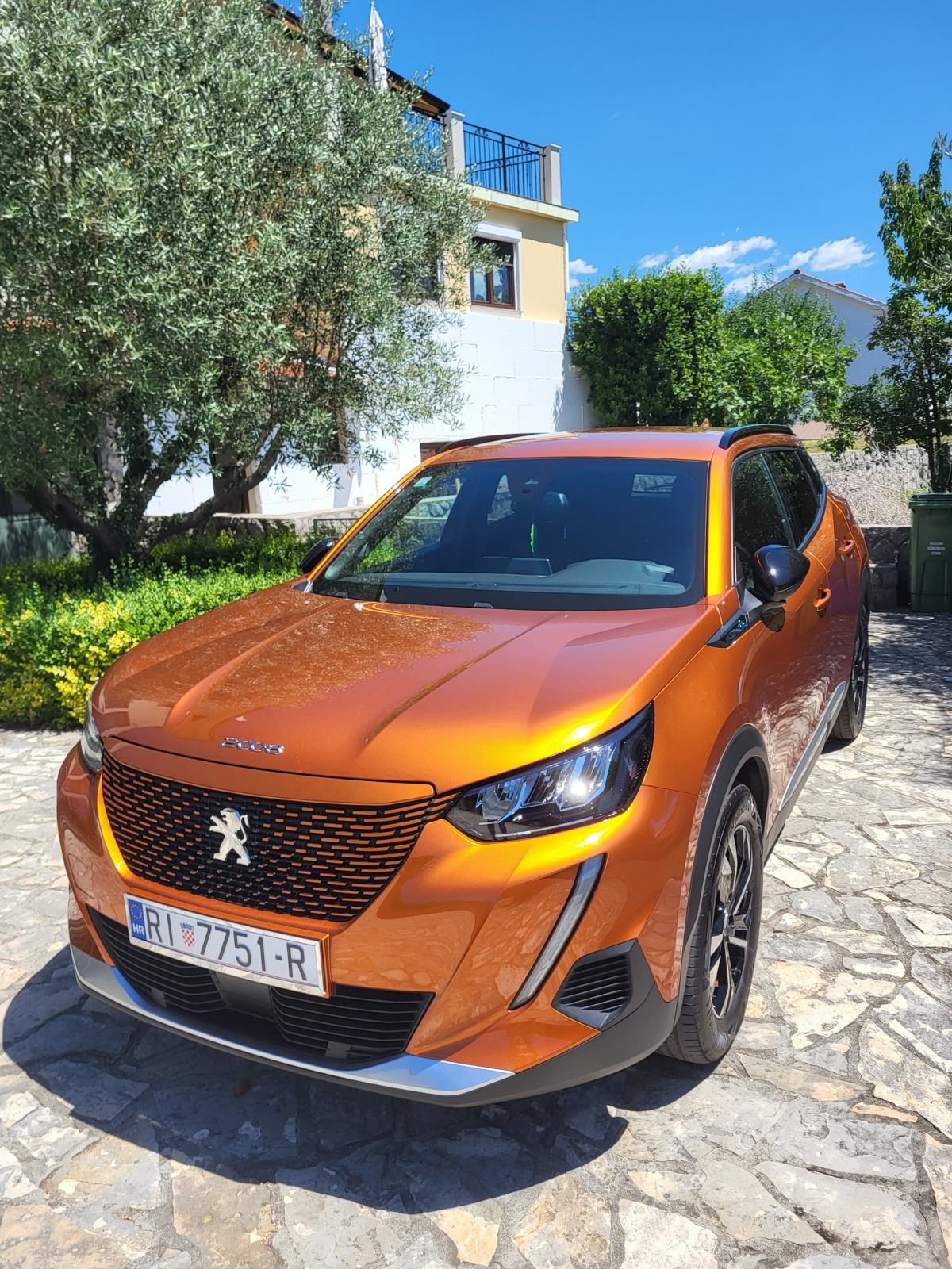 Peugeot e-2008 Allure Business 50 kWh 136 KS, pogled izvana - slika 2