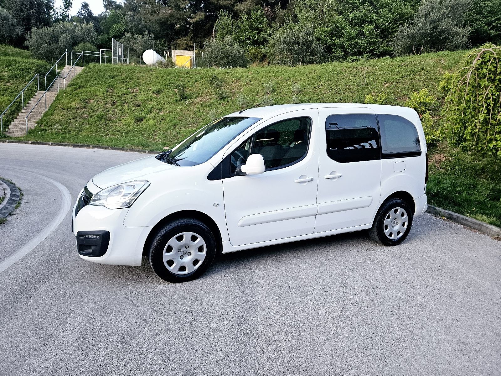 Peugeot Partner 1,6 BlueHDi,jako očuvan, fotografija 3