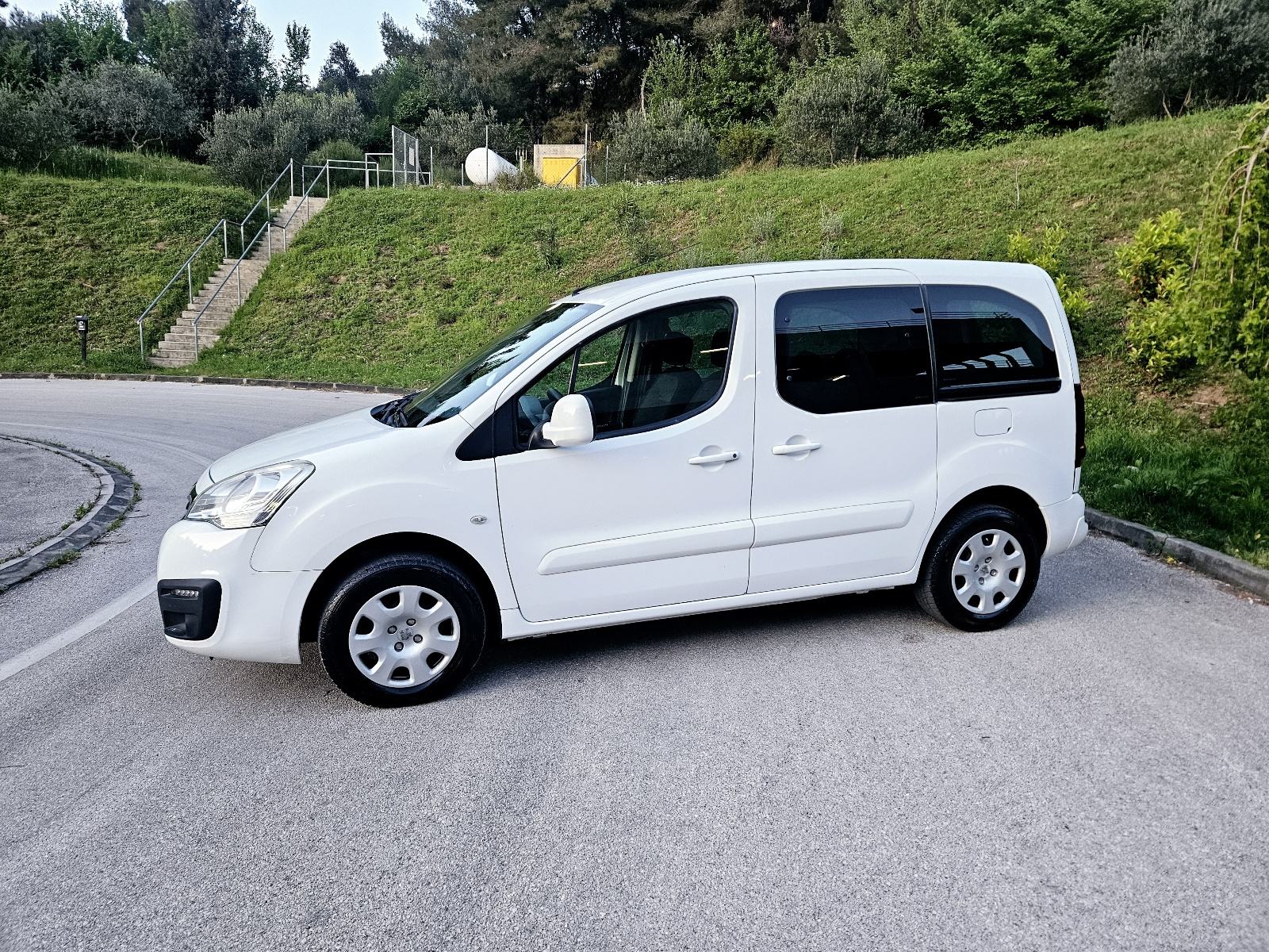 Peugeot Partner 1,6 BlueHDi,jako očuvan, fotografija 4