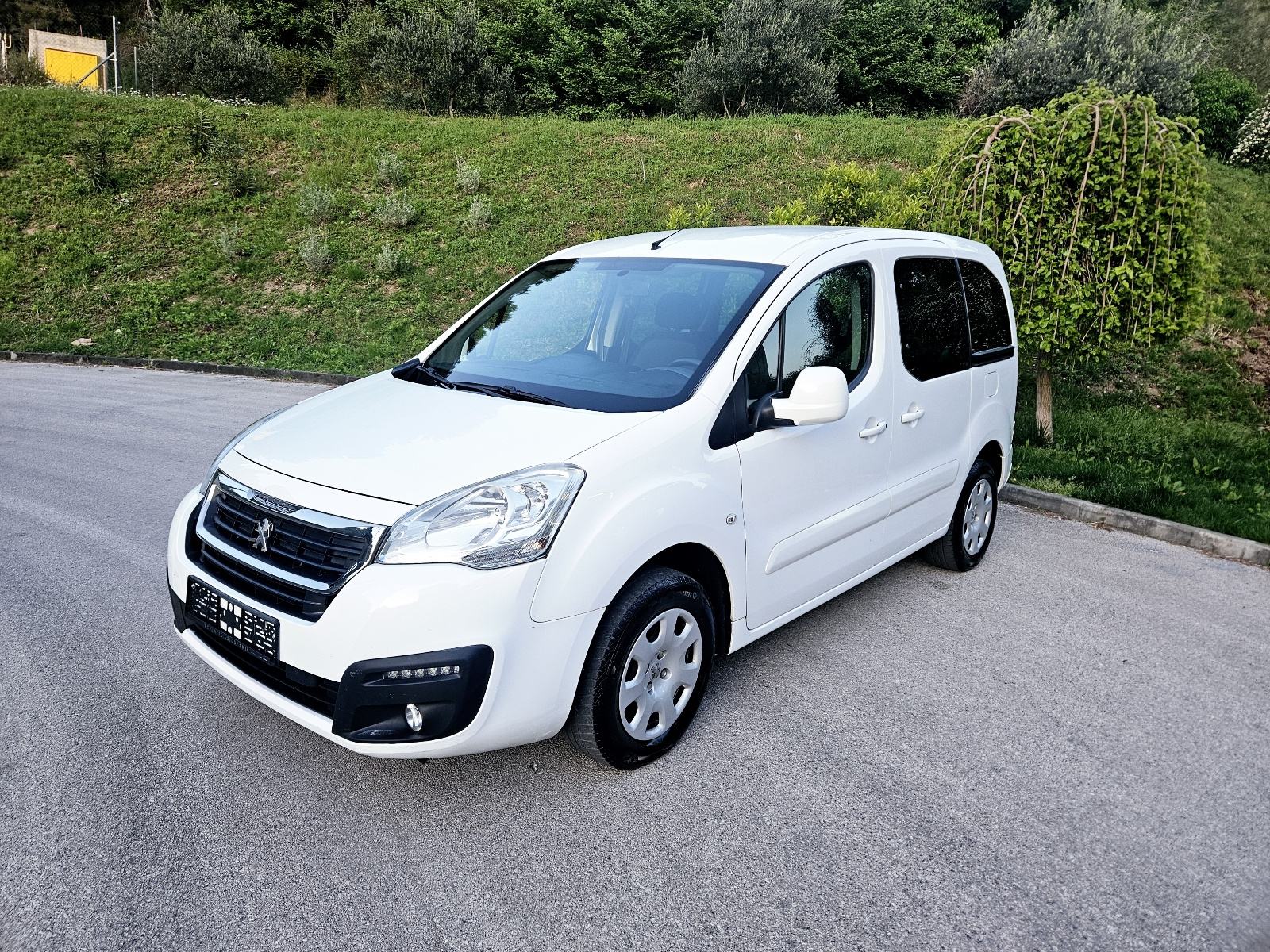 Peugeot Partner 1,6 BlueHDi,jako očuvan, fotografija 2