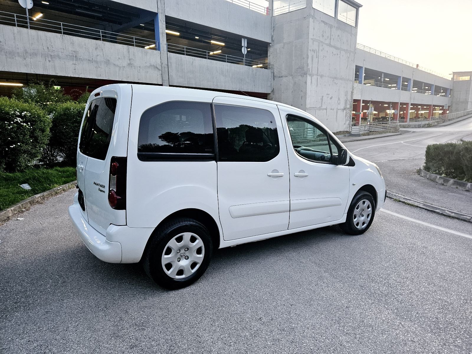 Peugeot Partner 1,6 BlueHDi,jako očuvan, fotografija 8