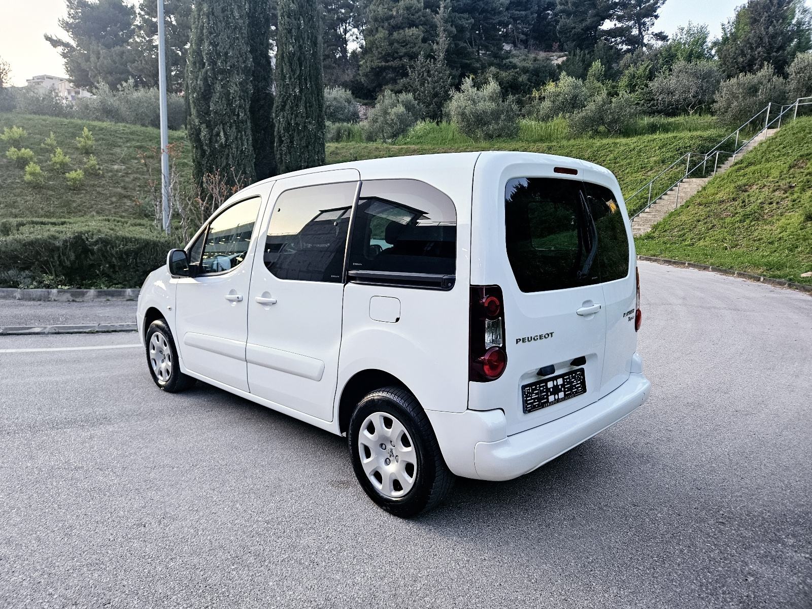 Peugeot Partner 1,6 BlueHDi,jako očuvan, fotografija 7