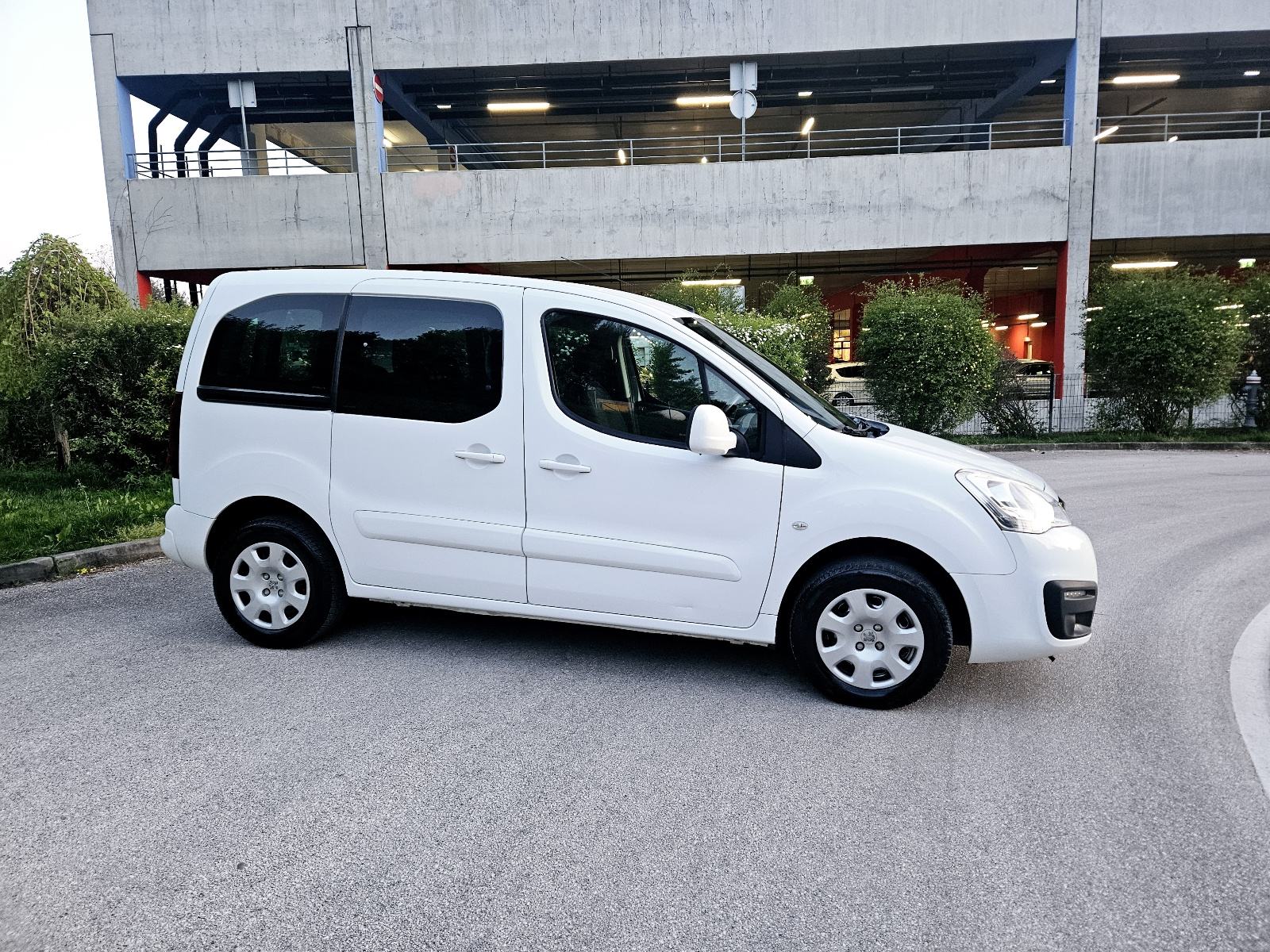 Peugeot Partner 1,6 BlueHDi,jako očuvan, fotografija 11