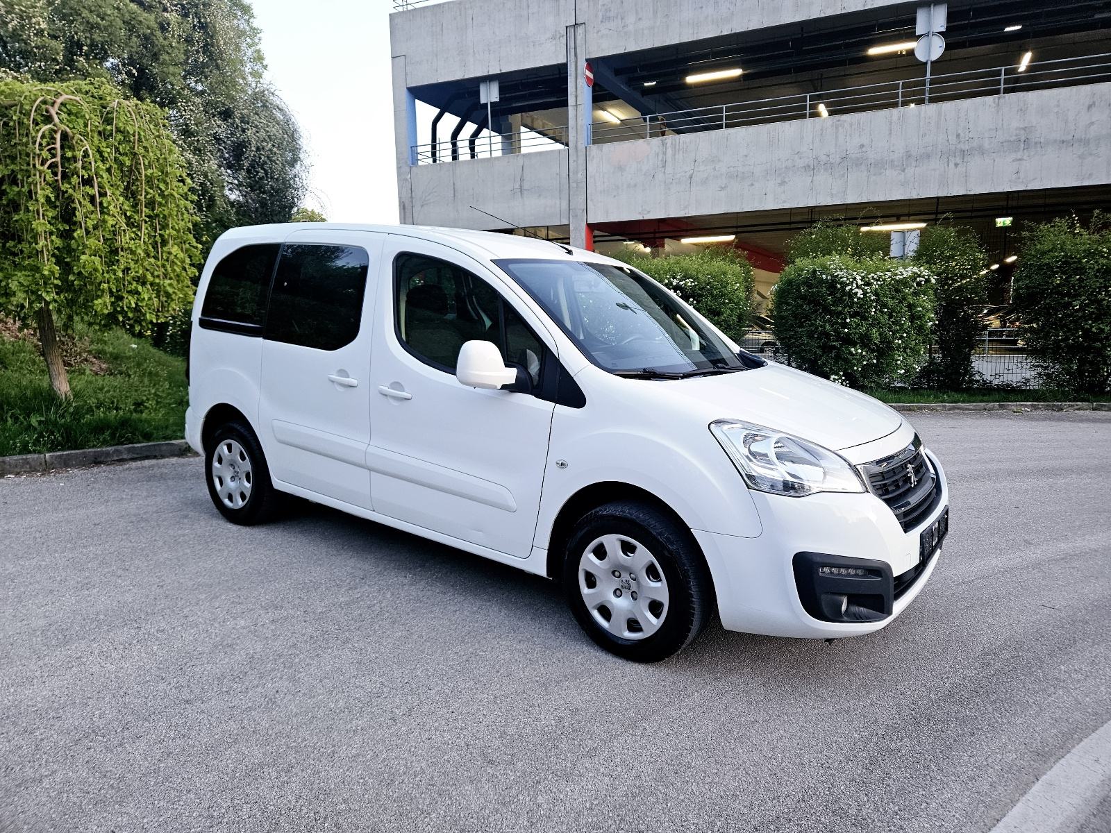 Peugeot Partner 1,6 BlueHDi,jako očuvan, fotografija 12