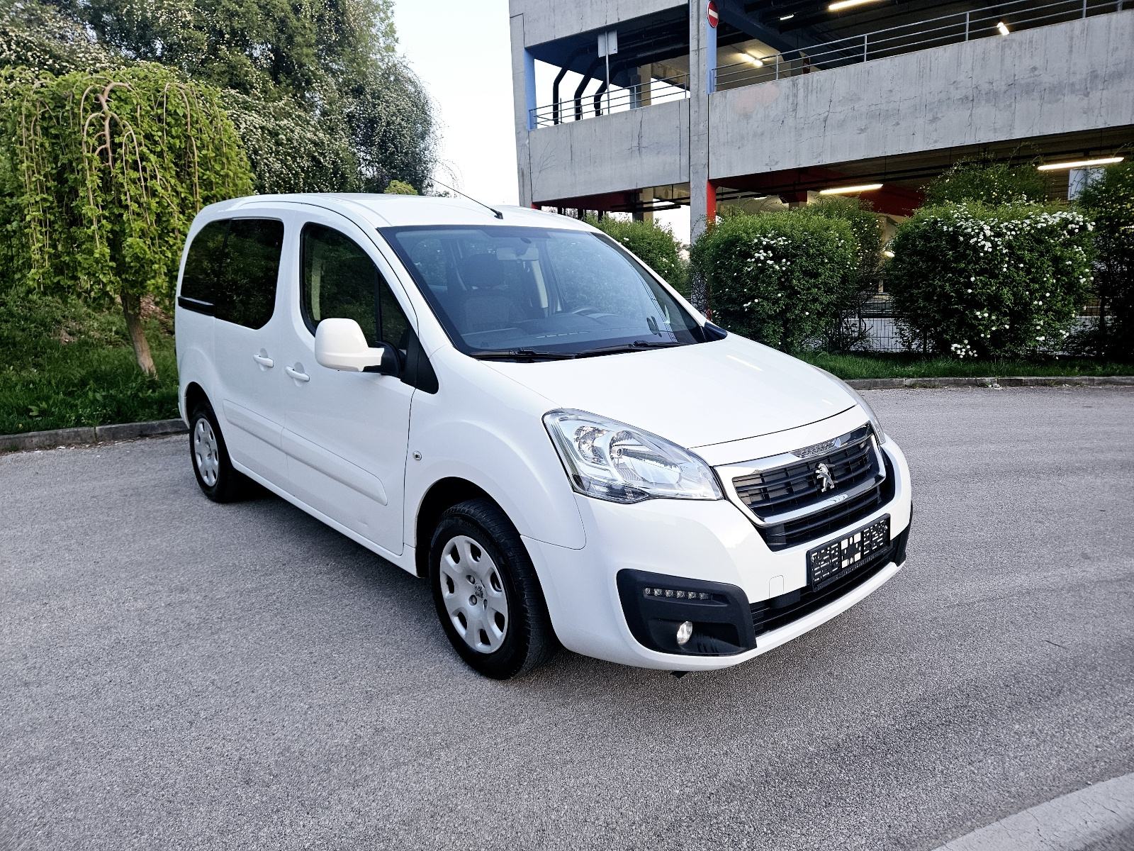 Peugeot Partner 1,6 BlueHDi,jako očuvan, fotografija 13
