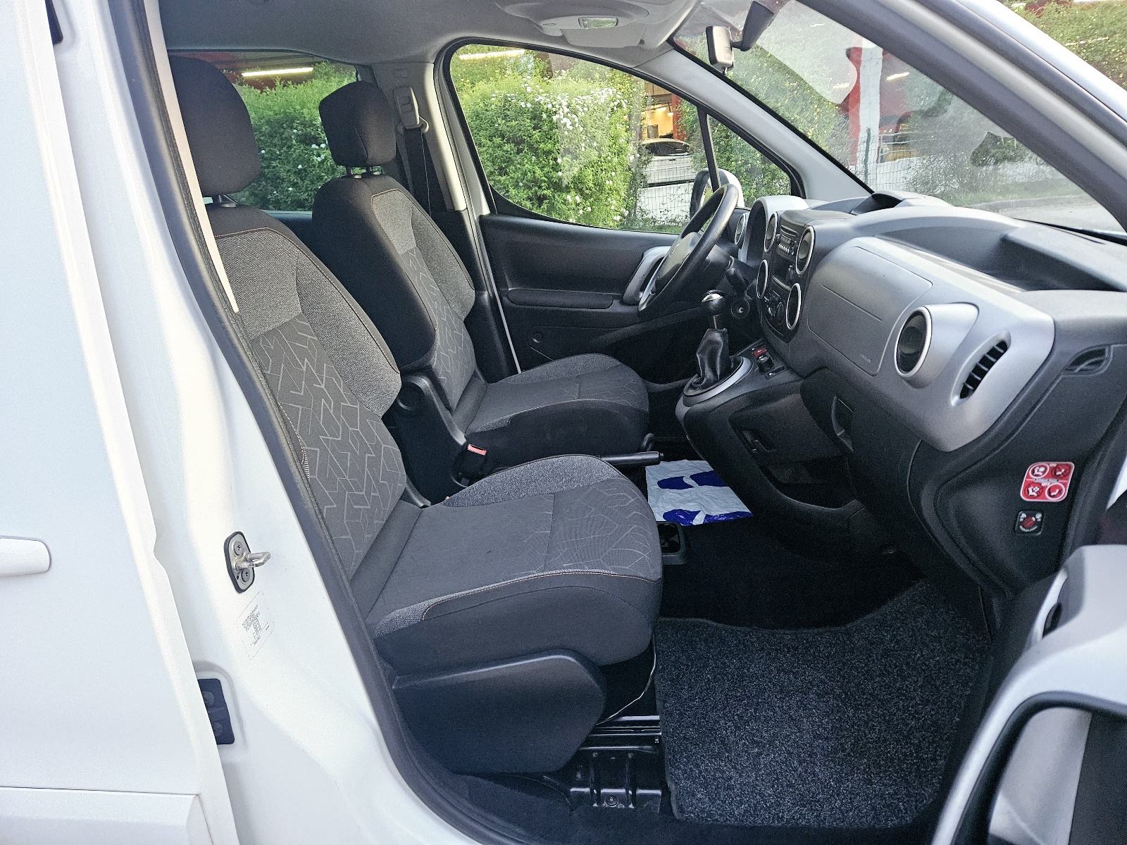 Peugeot Partner 1,6 BlueHDi,jako očuvan, fotografija 17