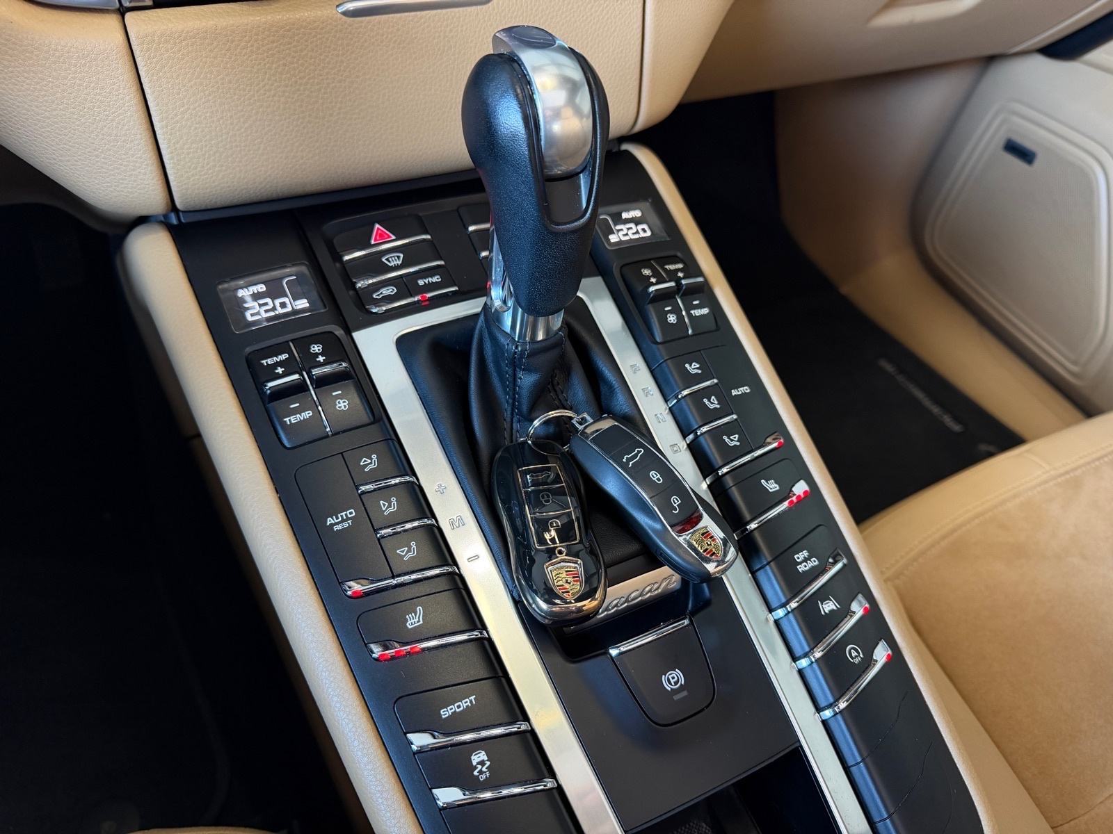 Porsche Macan 2.0 PANORAMA,BOSE,KAMERA,KEYLESS,KOŽA,REG. DO 11/2026!, fotografija 15