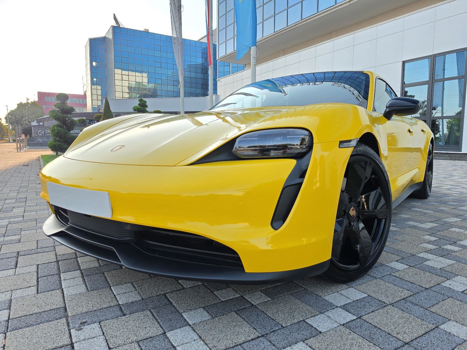 Porsche Taycan **PERFORMANCE**NAVI**PANORAMA**PDV**REG 1 GOD**, pogled izvana - slika 3