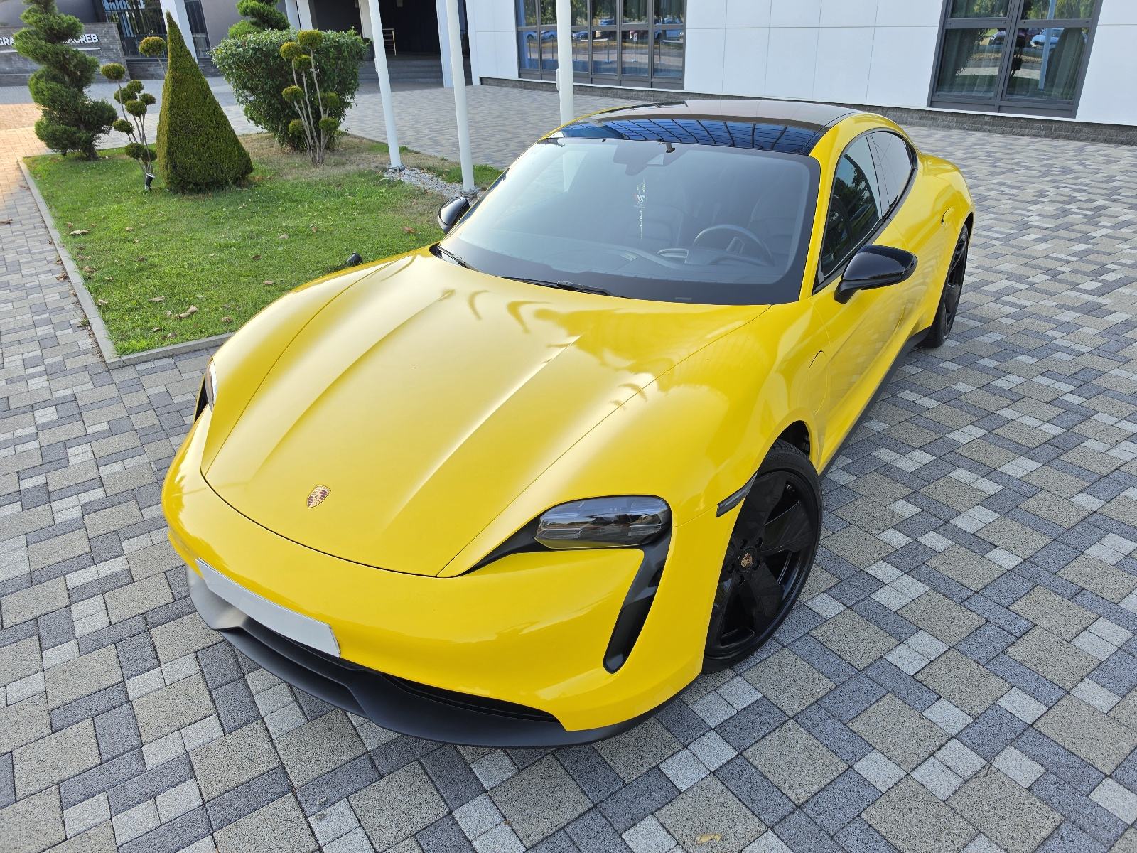Porsche Taycan **PERFORMANCE**NAVI**PANORAMA**PDV**REG 1 GOD**, pogled izvana - slika 1