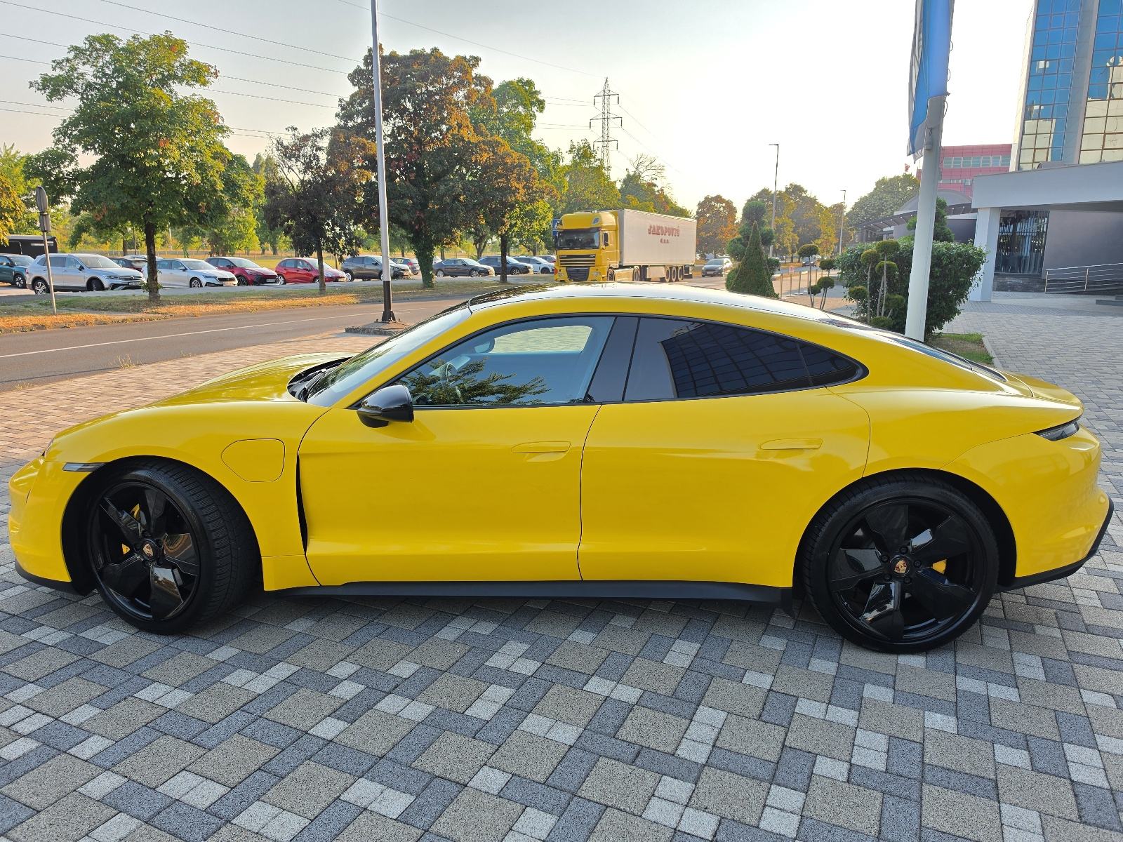 Porsche Taycan **PERFORMANCE**NAVI**PANORAMA**PDV**REG 1 GOD**, pogled izvana - slika 4