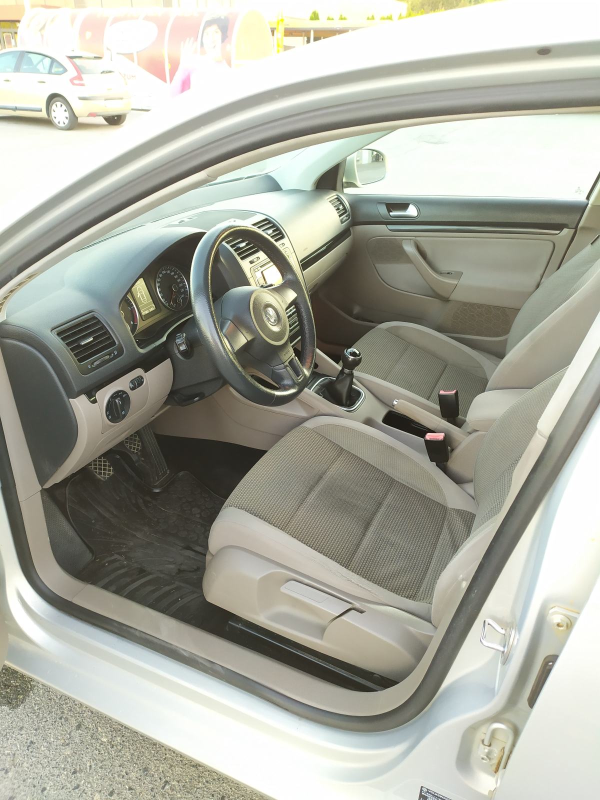 Prodajem bogato opremljenu VW Jettu 1,6 TDI reg. do 03.2027., pogled izvana - slika 3