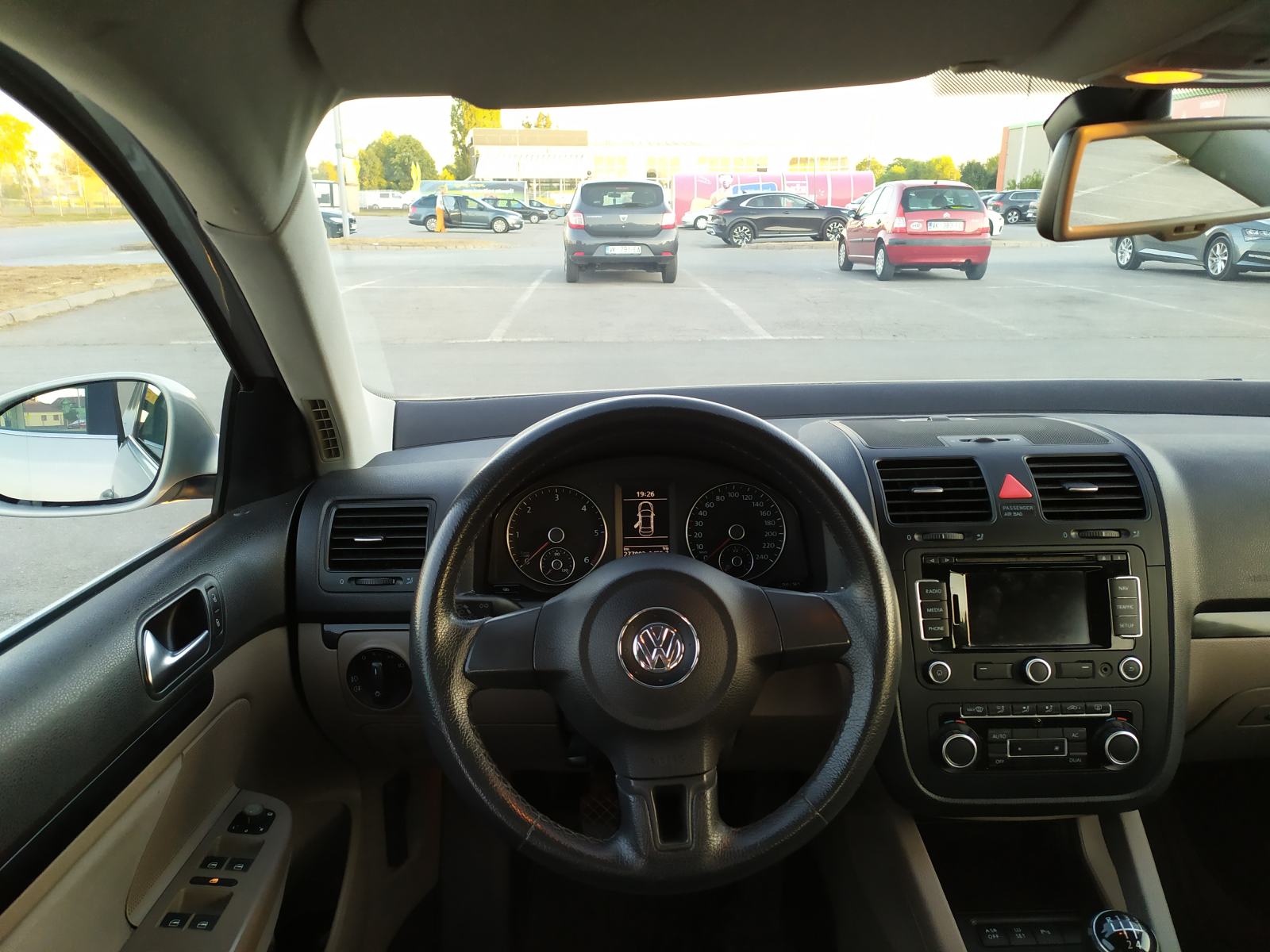 Prodajem bogato opremljenu VW Jettu 1,6 TDI reg. do 03.2027., fotografija 7