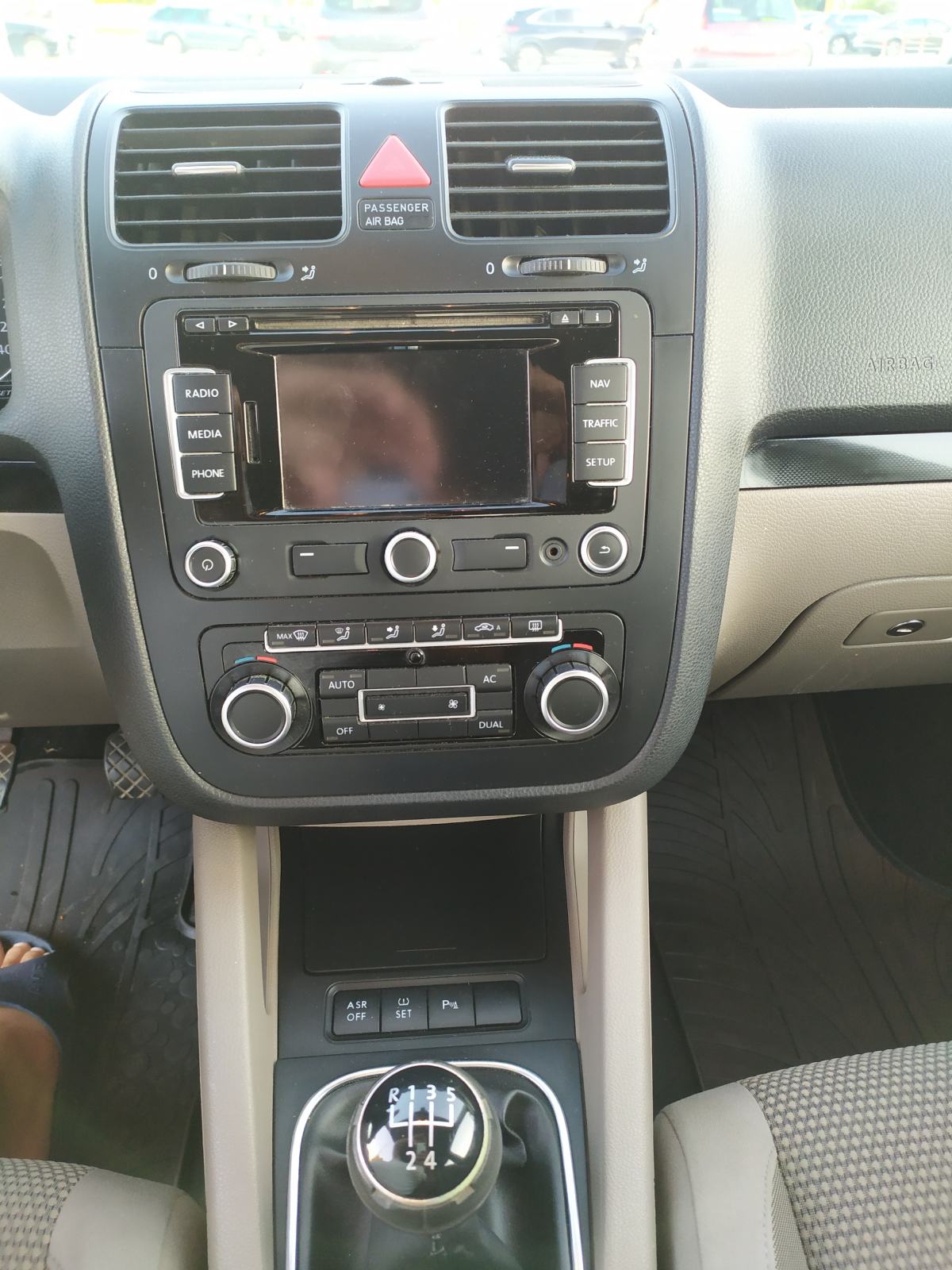 Prodajem bogato opremljenu VW Jettu 1,6 TDI reg. do 03.2027., fotografija 8