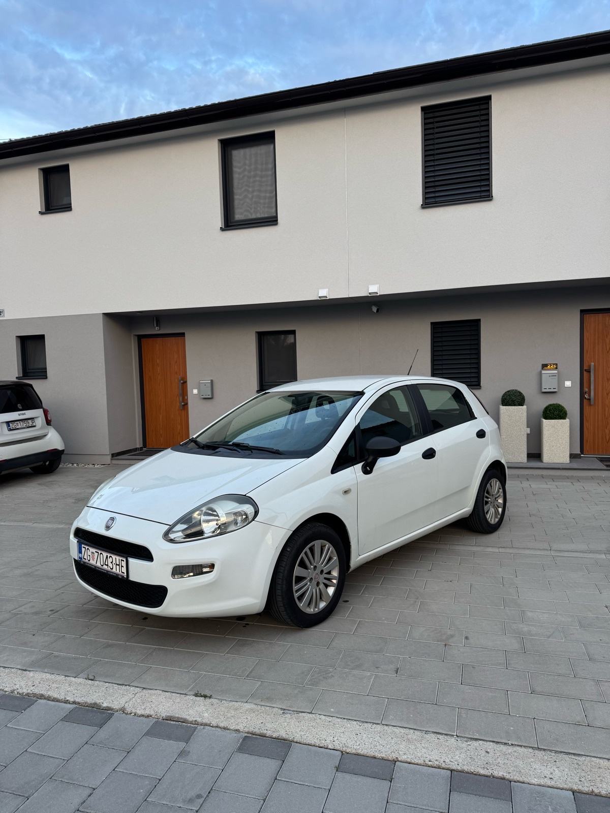 Prodajem Fiat Grande Punto, registriran do 03/27, pogled izvana - slika 1