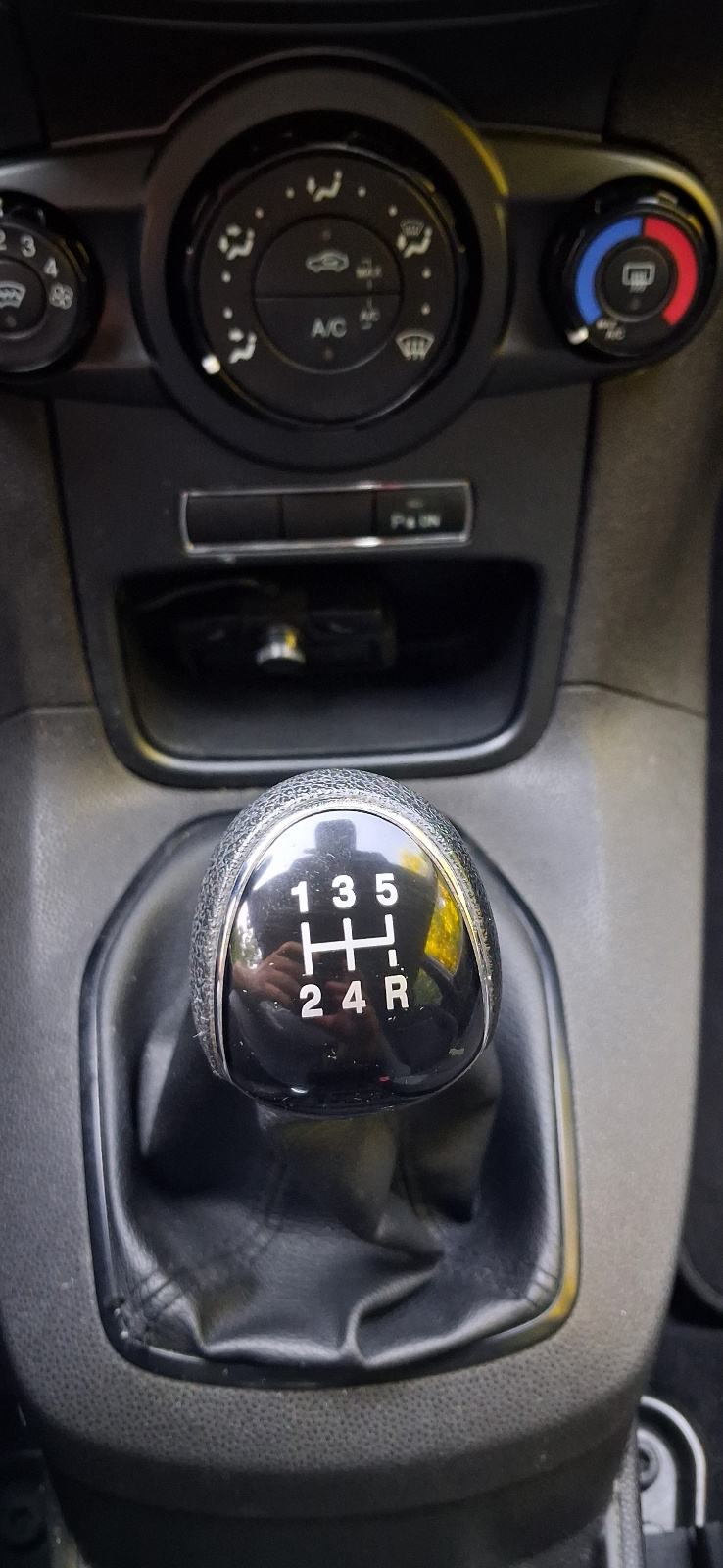 Prodajem Ford Fistu 2016. godište, fotografija 11