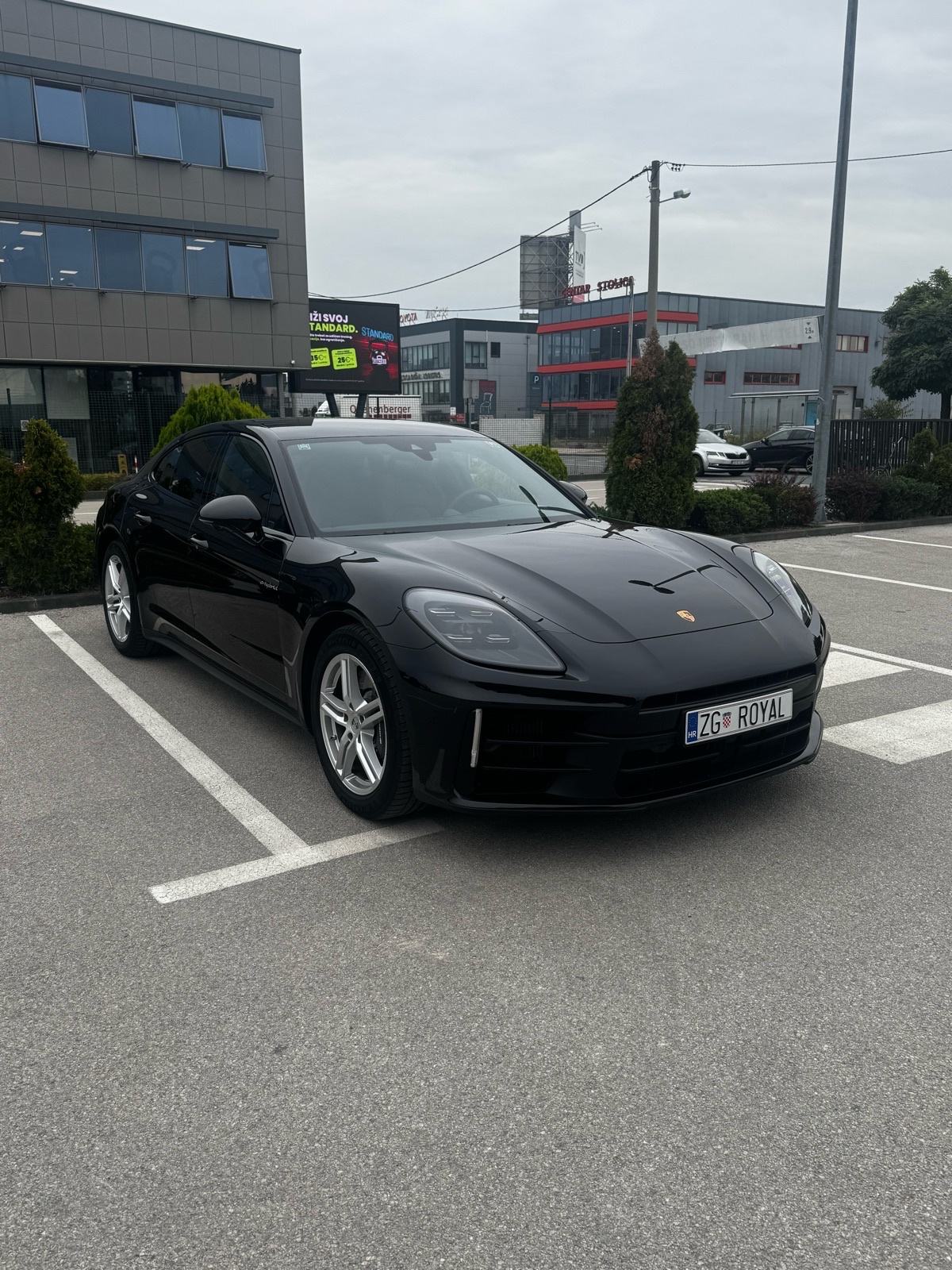 Prodajem Porsche Panameru 2024 god.