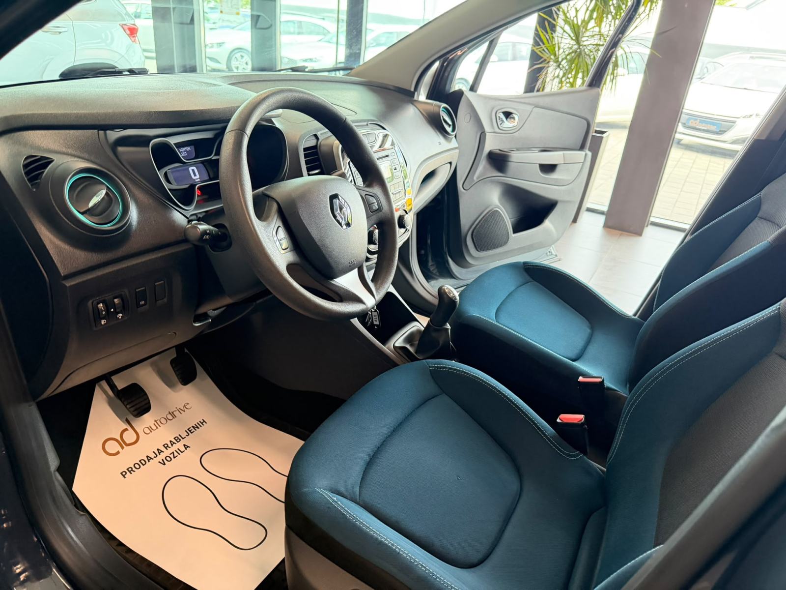 Renault Captur 0.9 TCe TEMPOMAT • ALU 16" • SERVISNA • AUTOKREDIT, fotografija 12