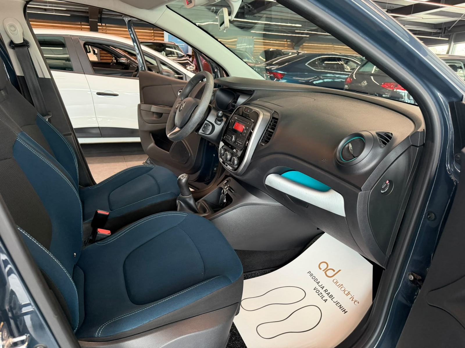 Renault Captur 0.9 TCe TEMPOMAT • ALU 16" • SERVISNA • AUTOKREDIT, fotografija 19