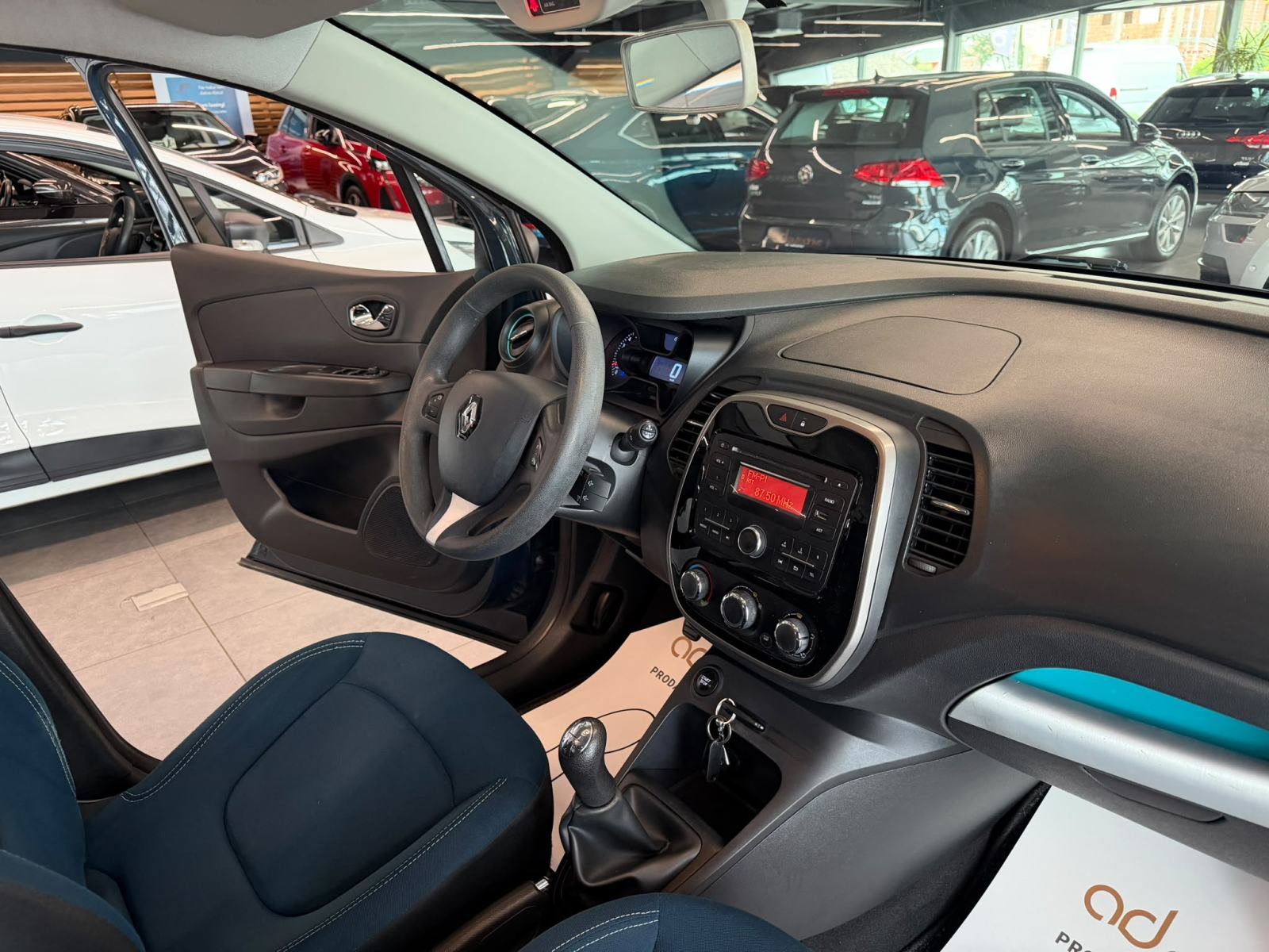 Renault Captur 0.9 TCe TEMPOMAT • ALU 16" • SERVISNA • AUTOKREDIT, fotografija 20