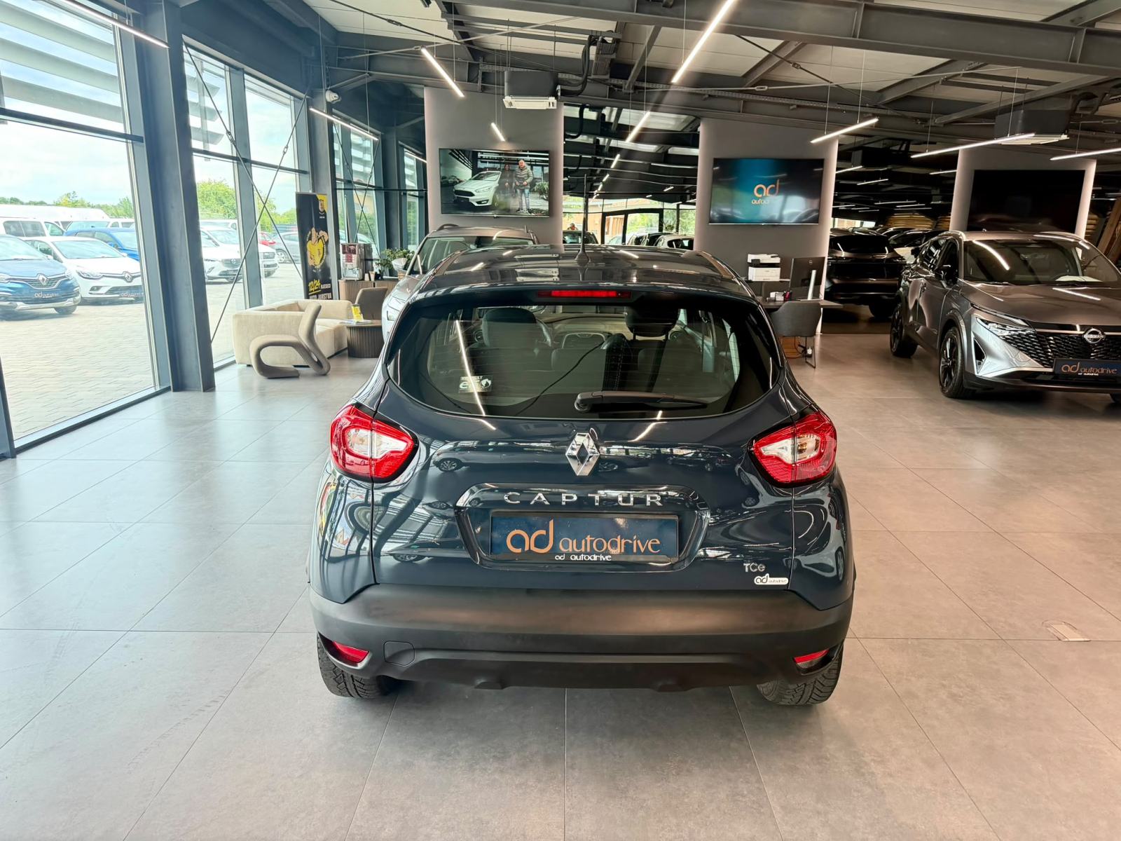Renault Captur 0.9 TCe TEMPOMAT • ALU 16" • SERVISNA • AUTOKREDIT, fotografija 6