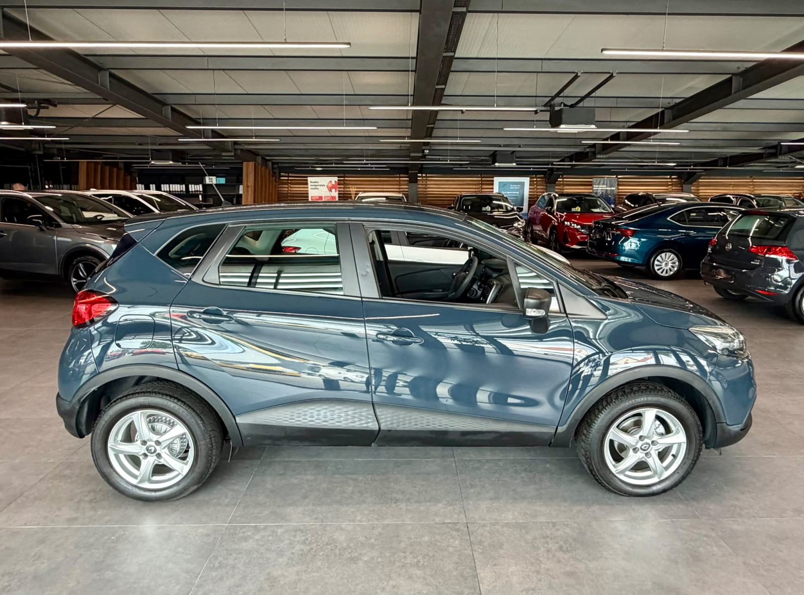Renault Captur 0.9 TCe TEMPOMAT • ALU 16" • SERVISNA • AUTOKREDIT, fotografija 8