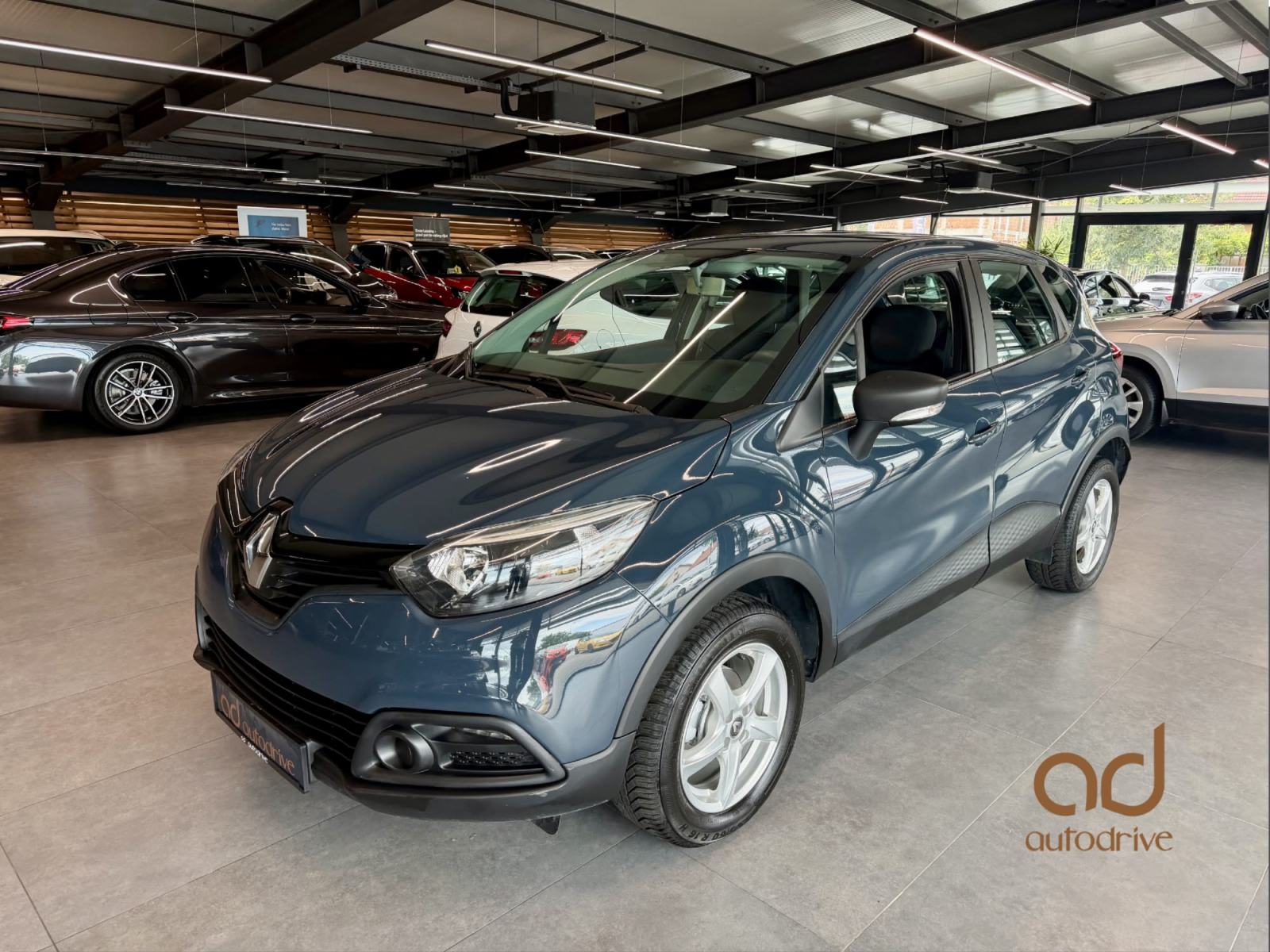 Renault Captur 0.9 TCe TEMPOMAT • ALU 16" • SERVISNA • AUTOKREDIT, fotografija 1