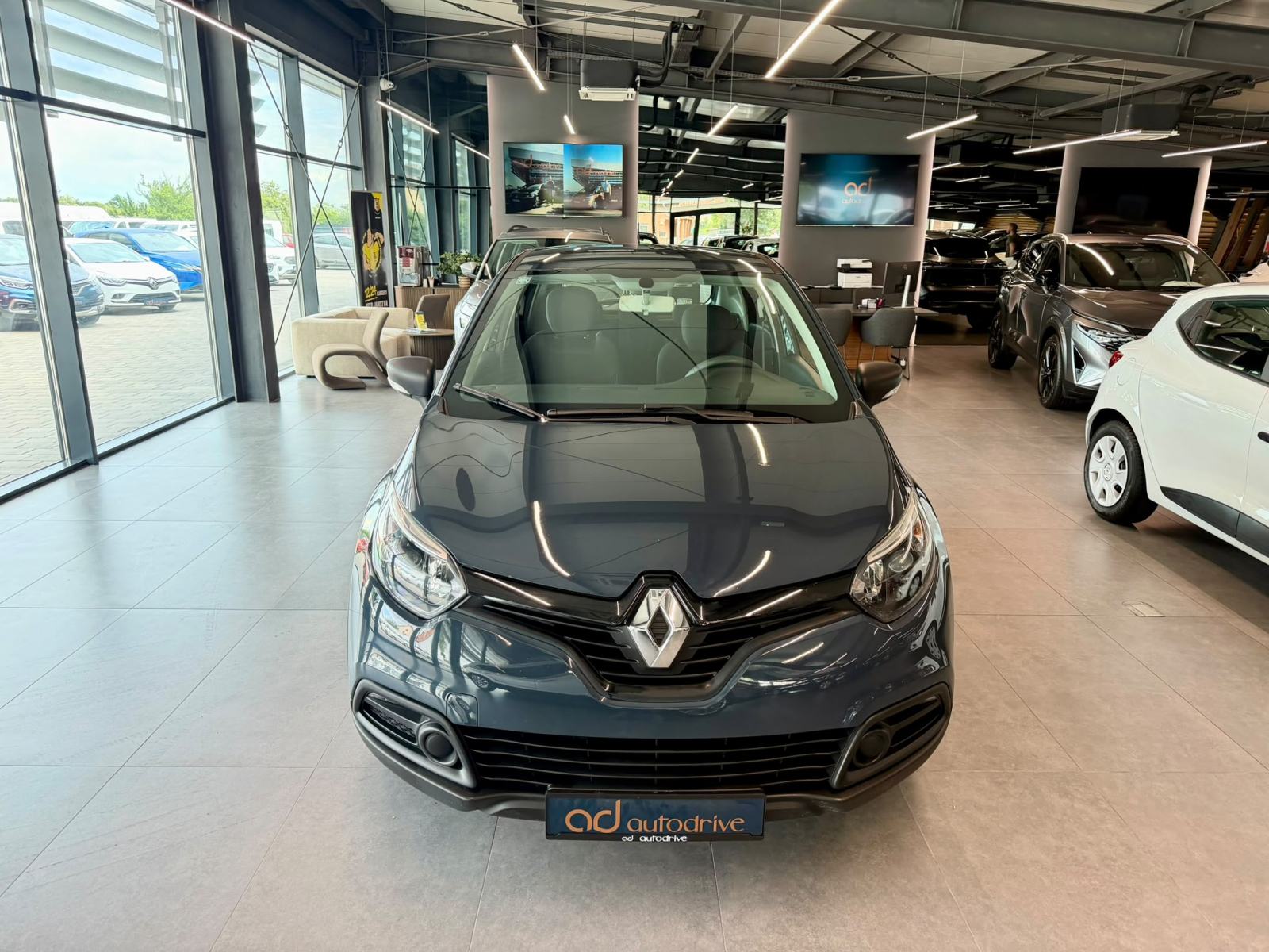 Renault Captur 0.9 TCe TEMPOMAT • ALU 16" • SERVISNA • AUTOKREDIT, fotografija 3