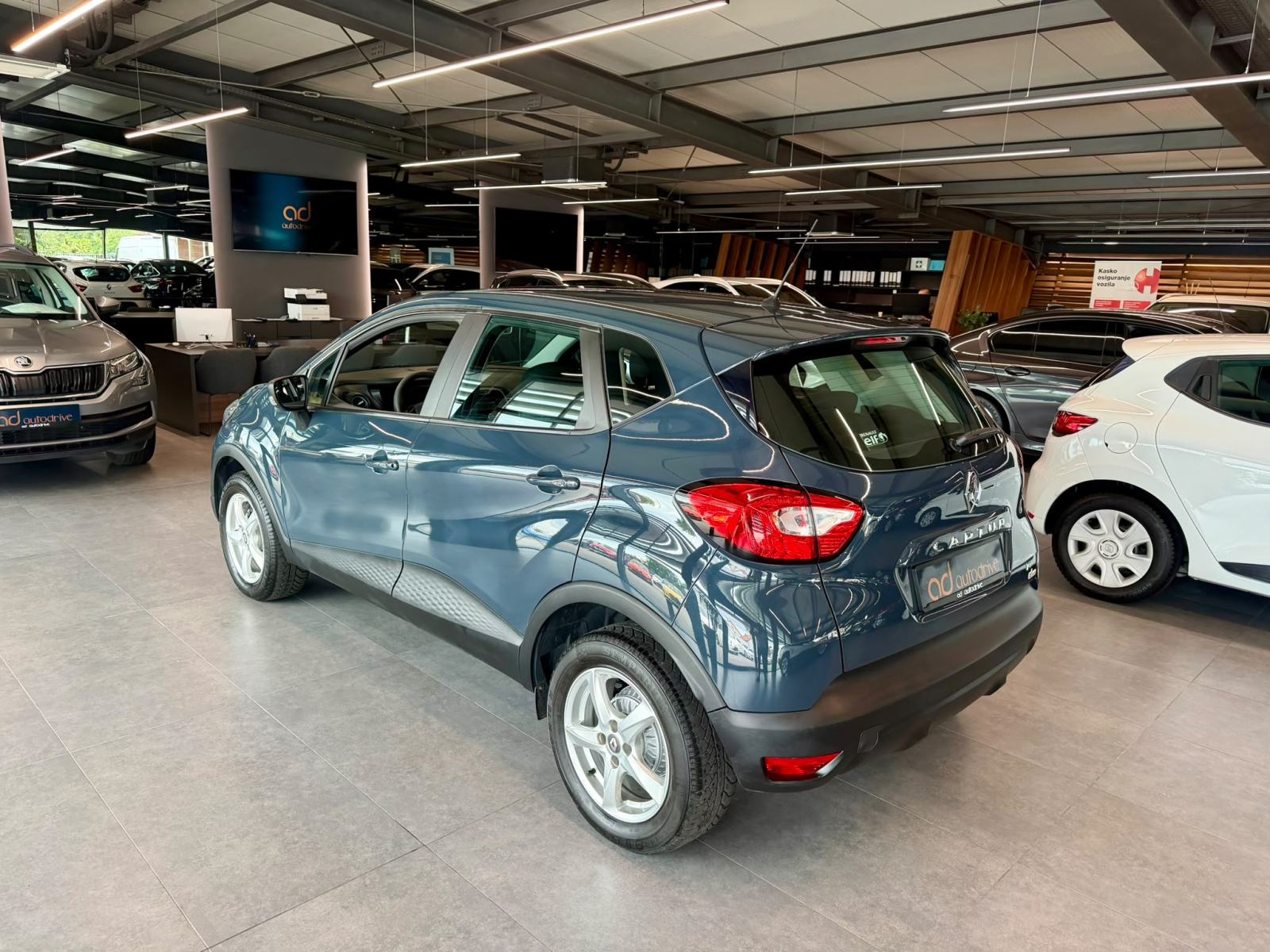 Renault Captur 0.9 TCe TEMPOMAT • ALU 16" • SERVISNA • AUTOKREDIT, fotografija 5