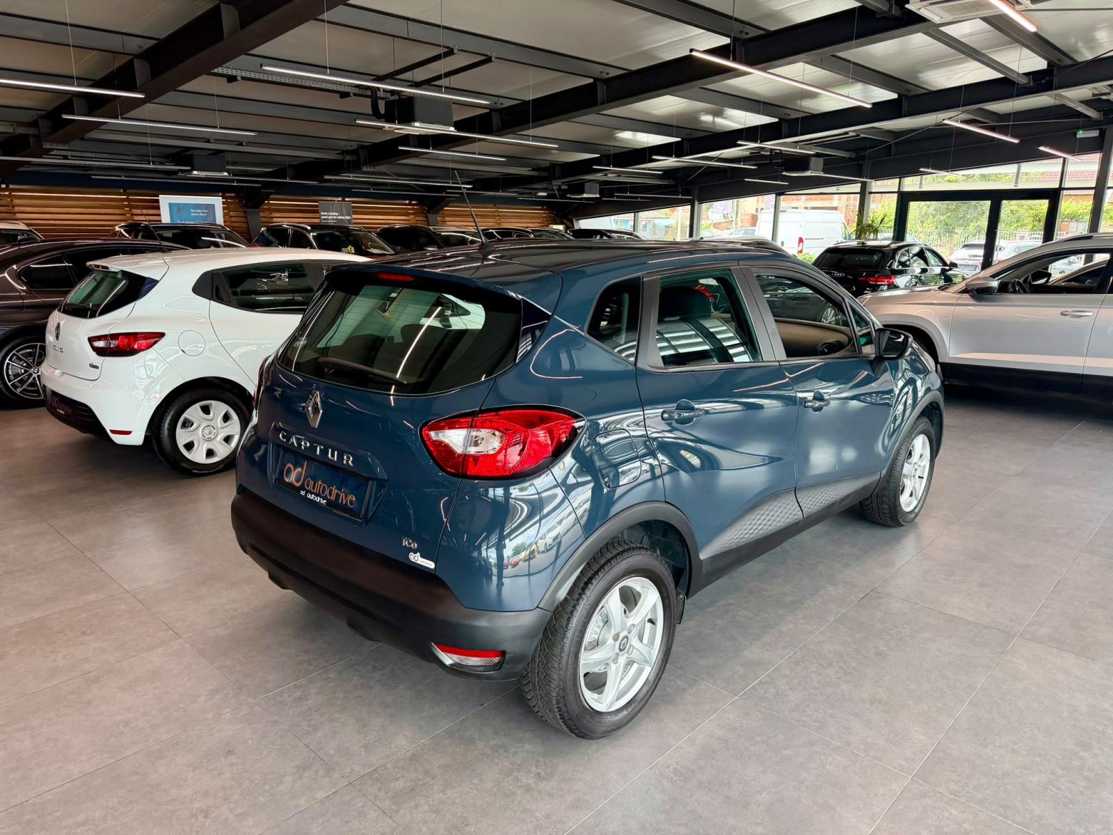 Renault Captur 0.9 TCe TEMPOMAT • ALU 16" • SERVISNA • AUTOKREDIT, fotografija 7
