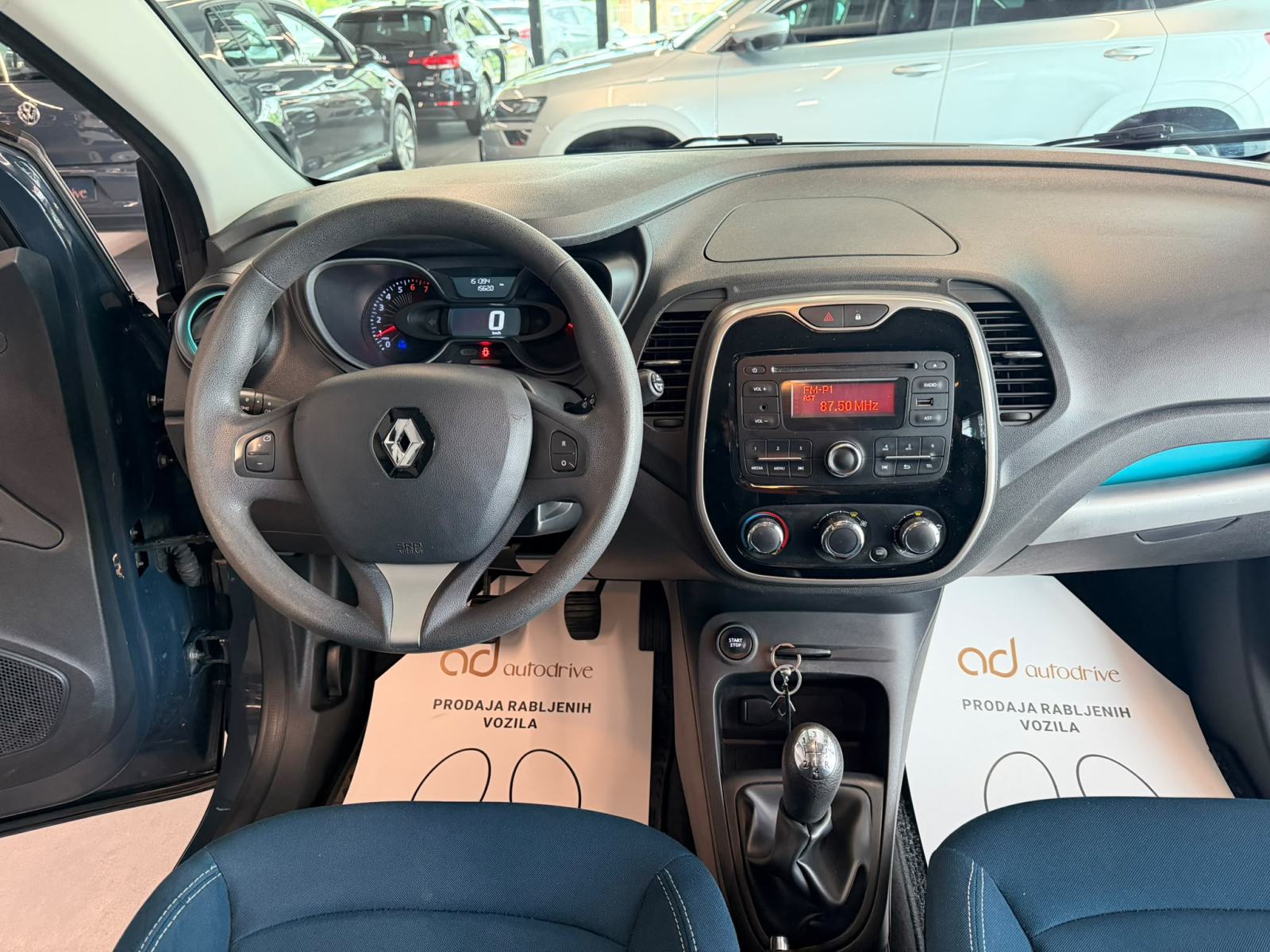 Renault Captur 0.9 TCe TEMPOMAT • ALU 16" • SERVISNA • AUTOKREDIT, fotografija 16