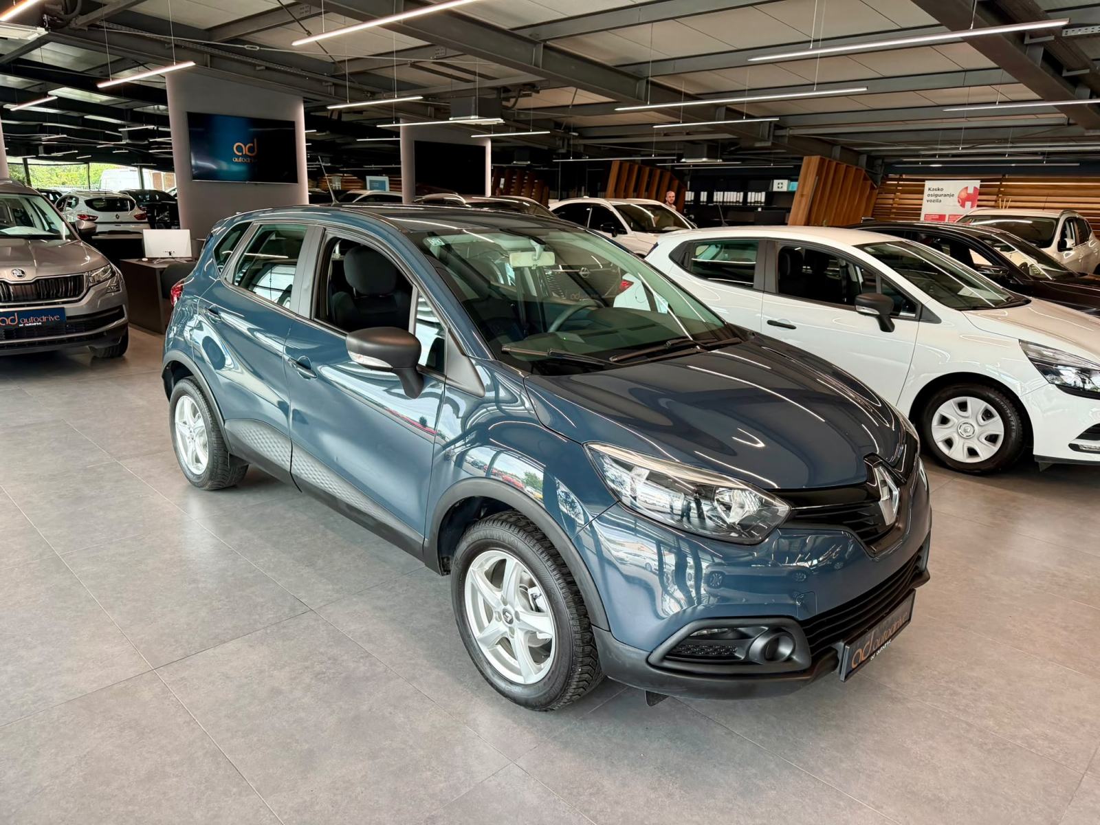 Renault Captur 0.9 TCe TEMPOMAT • ALU 16" • SERVISNA • AUTOKREDIT, fotografija 9