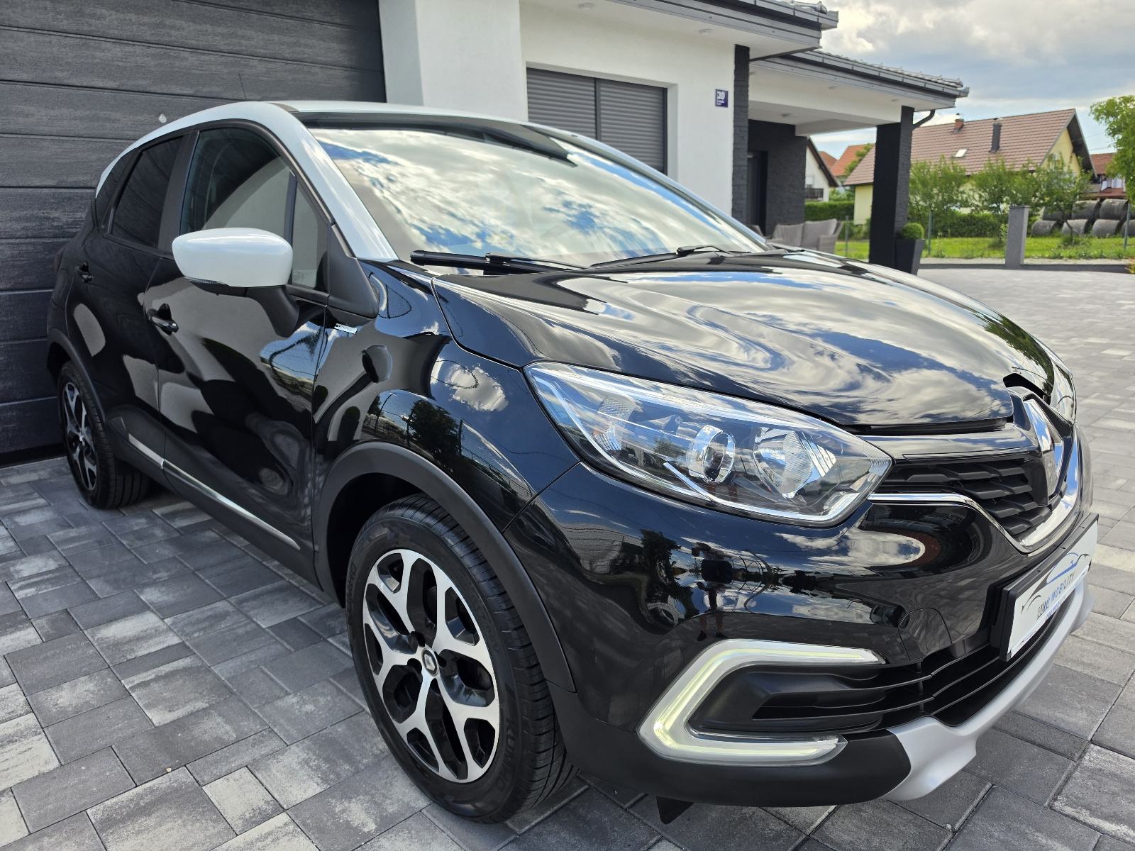 Renault Captur 1.3 TCe LIMITED DVOBOJAN KEYLESS NAVI *63TKM GARANCIJA*, fotografija 3