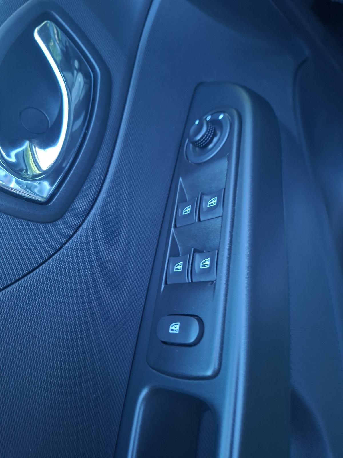Renault Captur 1.5 dCi (2014.) – 66 kW/90 KS | Reg. 06/2027, fotografija 18