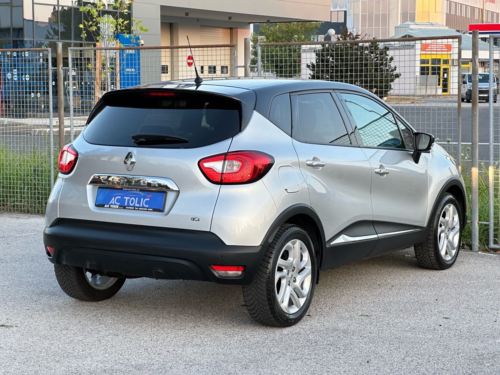 Renault Captur 1.5 dCi 90 KS *LUXE* *NAVI* *TEMP* *TOP STANJE*, fotografija 8