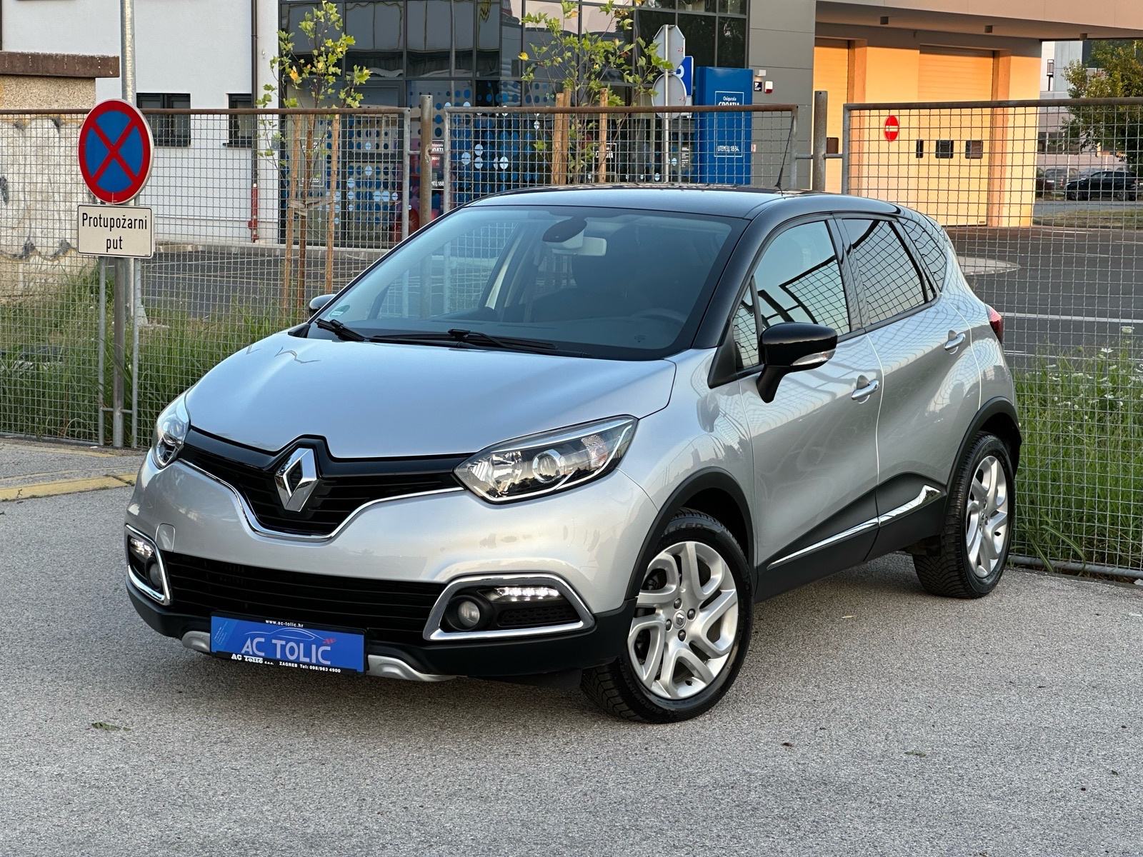 Renault Captur 1.5 dCi 90 KS *LUXE* *NAVI* *TEMP* *TOP STANJE*, fotografija 3