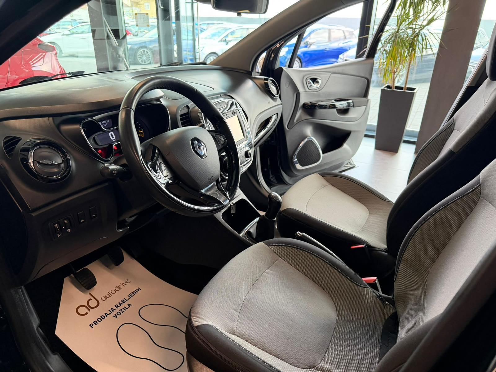 Renault Captur 1.5 dCi NAVI • TEMPOMAT • KLIMA • MAG • AUTOKREDIT, fotografija 12