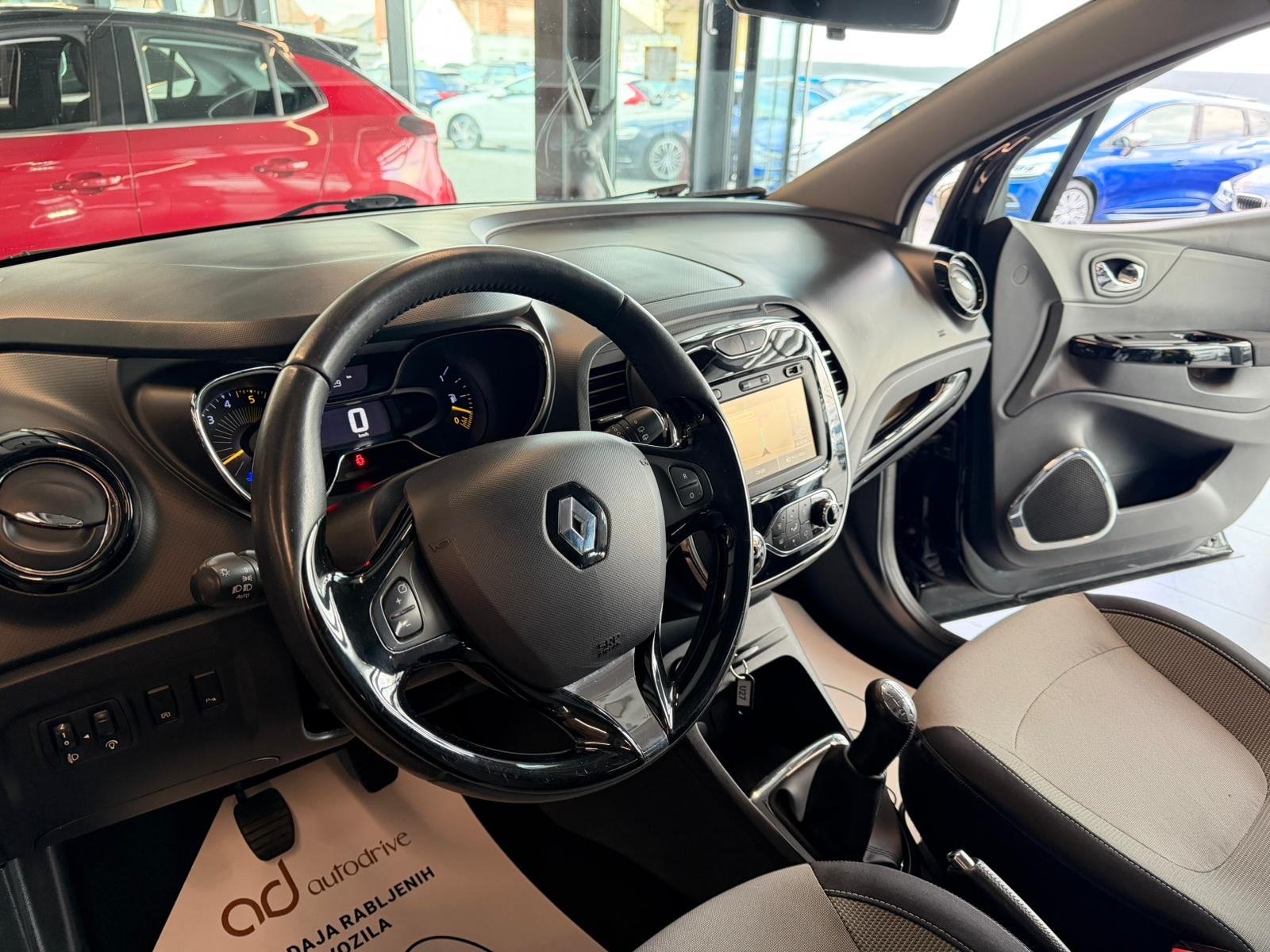 Renault Captur 1.5 dCi NAVI • TEMPOMAT • KLIMA • MAG • AUTOKREDIT, fotografija 13