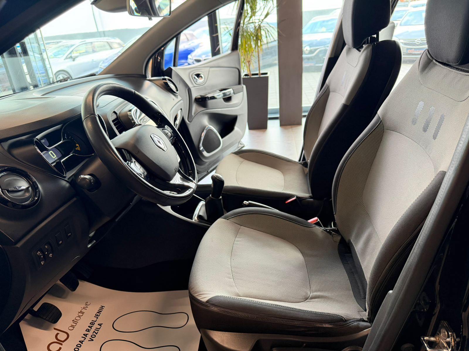 Renault Captur 1.5 dCi NAVI • TEMPOMAT • KLIMA • MAG • AUTOKREDIT, fotografija 14