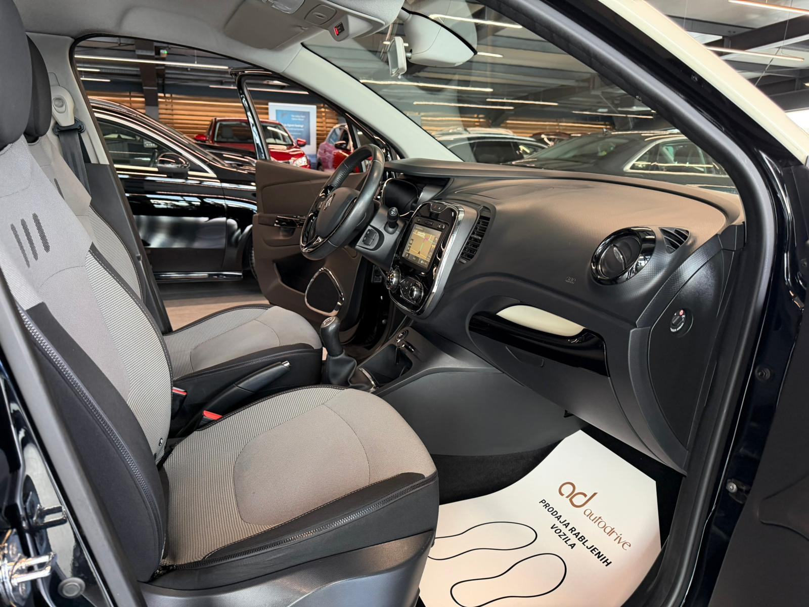 Renault Captur 1.5 dCi NAVI • TEMPOMAT • KLIMA • MAG • AUTOKREDIT, fotografija 19