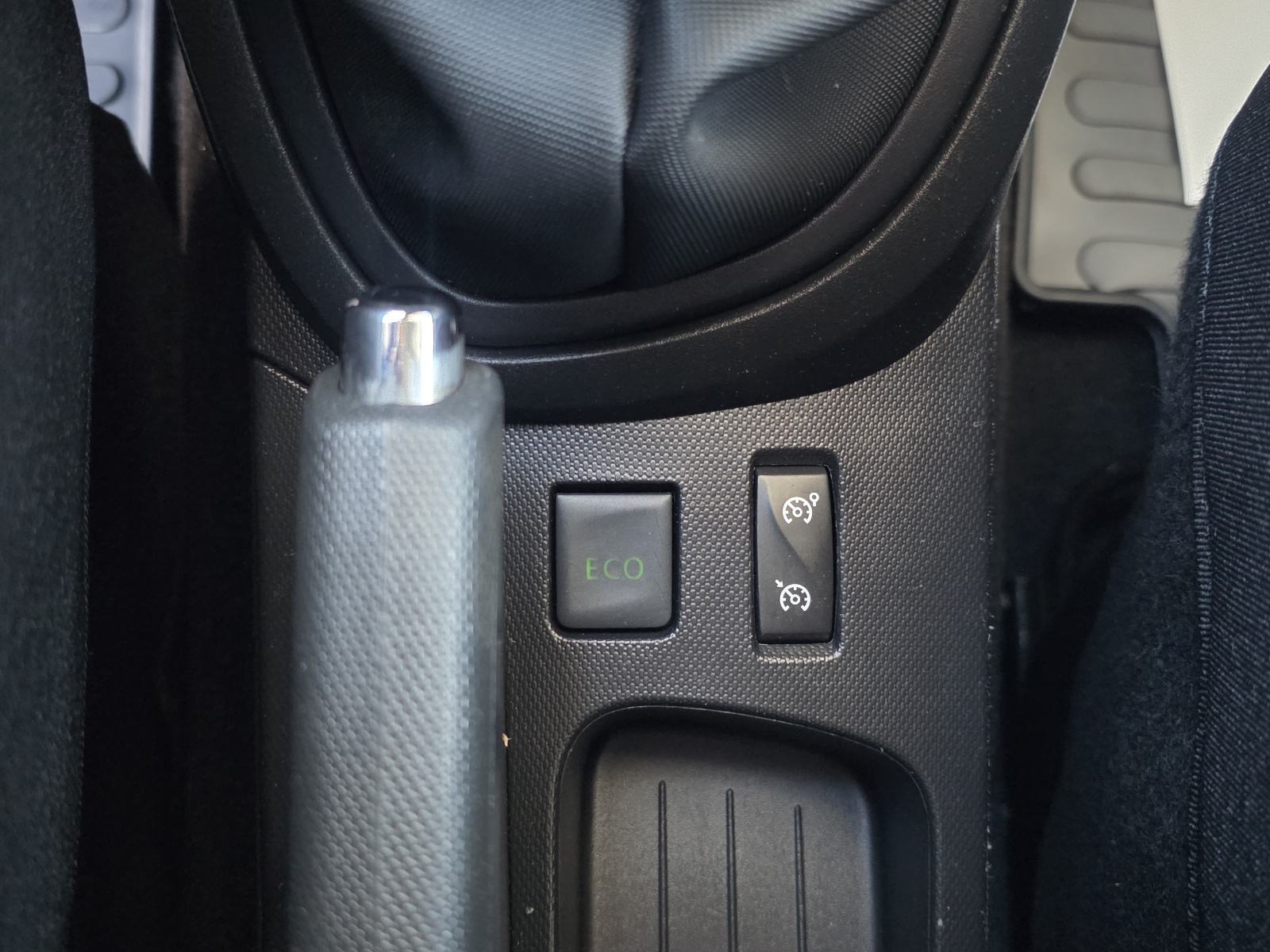 Renault Captur dCi 90 EDC ALU,NAVI,140 T.K.M,REG.GODINU DANA, fotografija 15