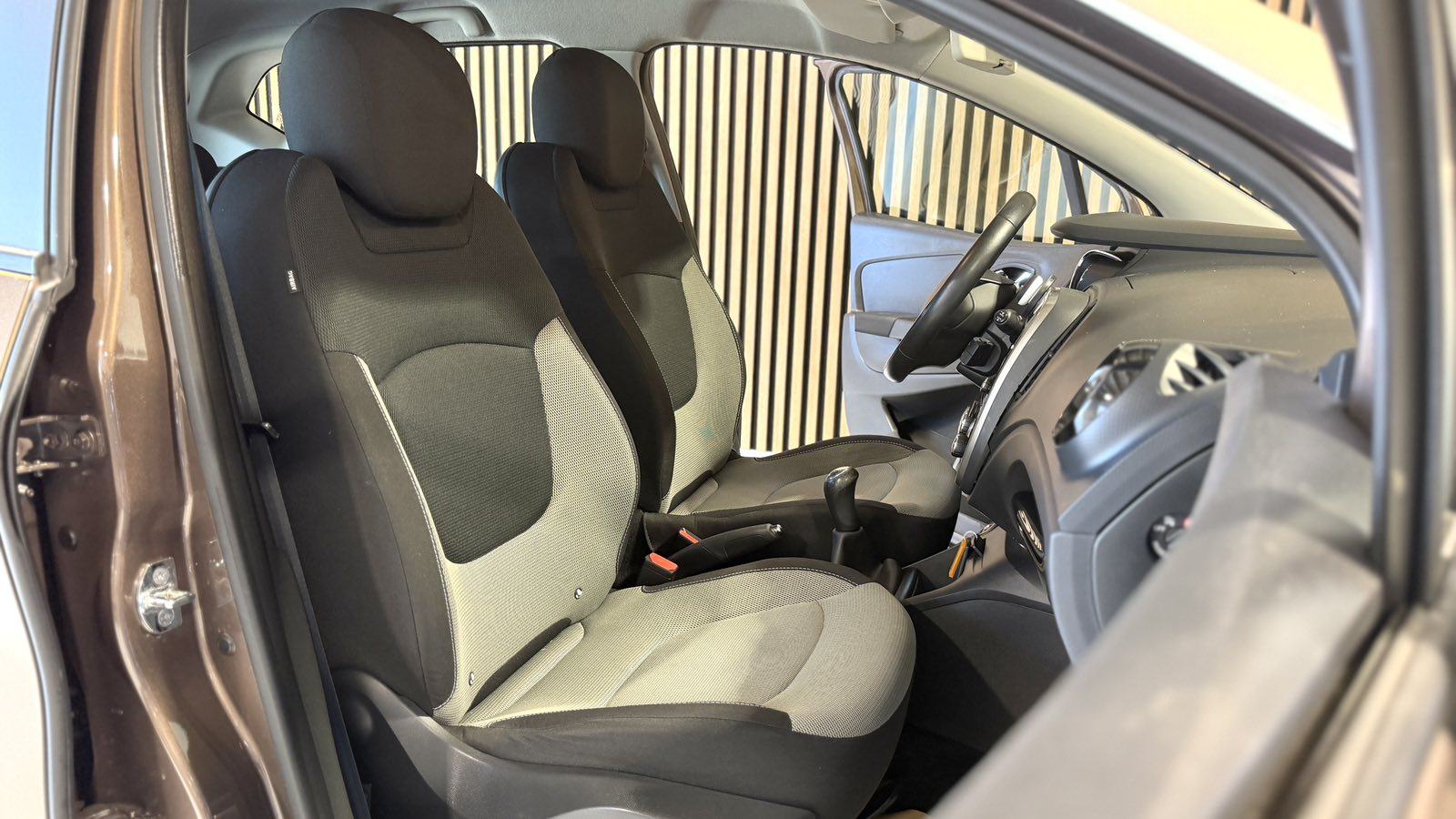 Renault Captur 1,5 dCi *NAVI-ALU 16''-12 MJ JAMSTVO-AUTOKREDIT*, fotografija 18