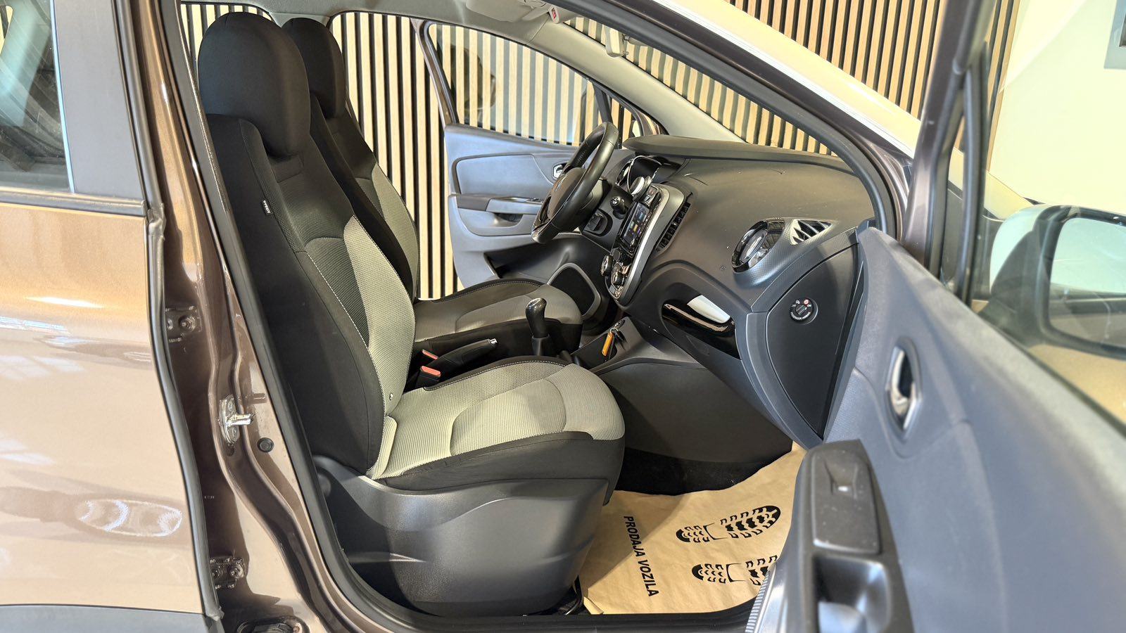 Renault Captur 1,5 dCi *NAVI-ALU 16''-12 MJ JAMSTVO-AUTOKREDIT*, fotografija 17