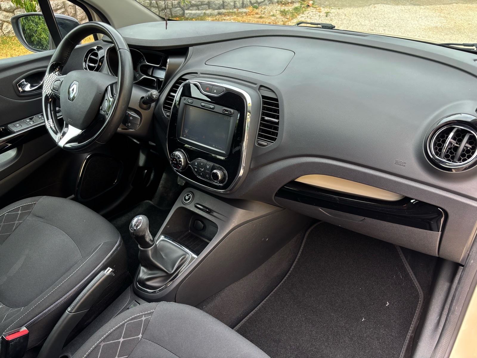 Renault Captur dCi 90,VELIKI SERVIS,NOVE GUME,JAMSTVO., fotografija 14